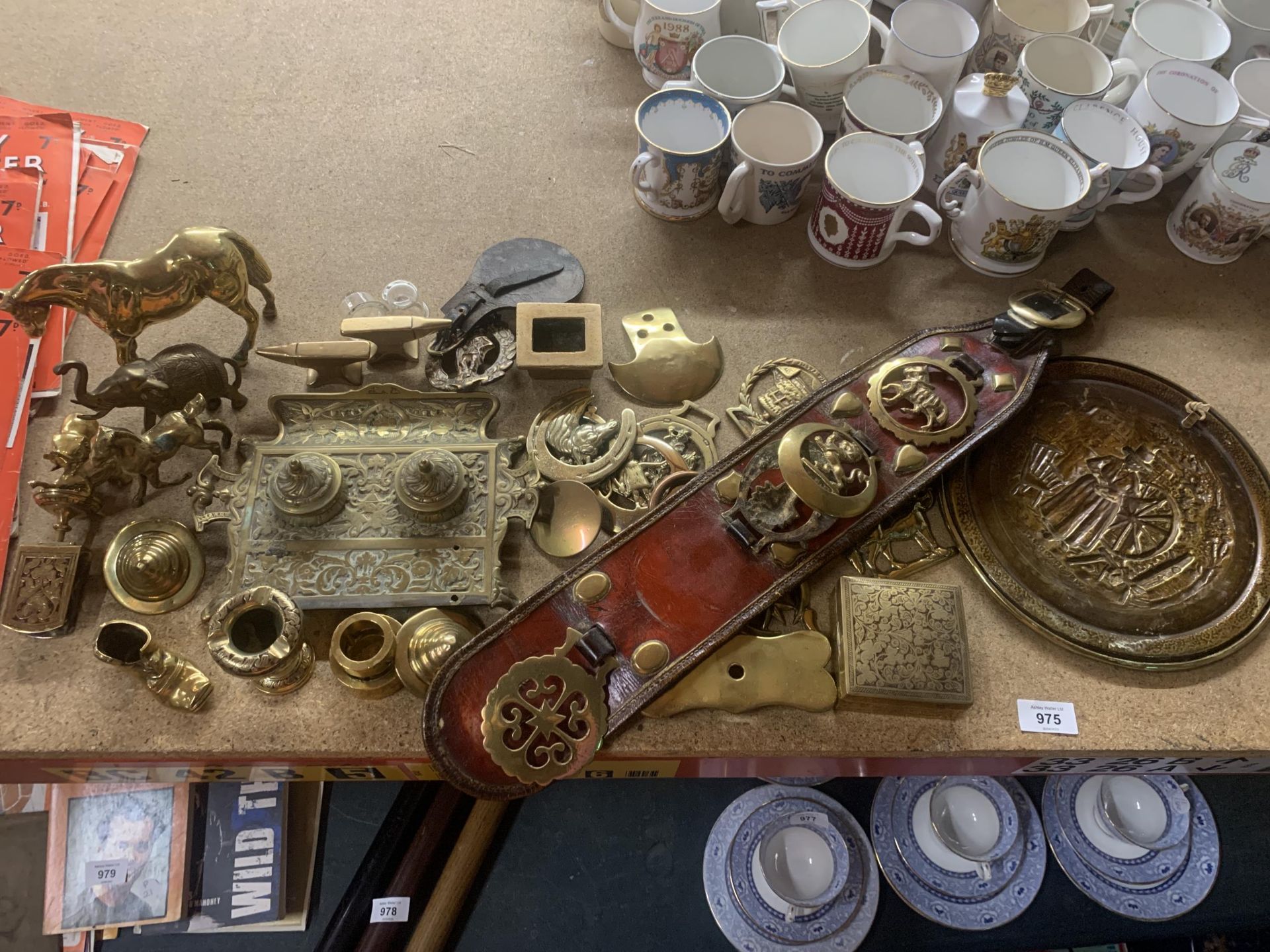 A GROUP OF VINTAGE BRASS ITEMS, HORSE BRASSES, BRASS INKSTAND, HORSE FIGURES ETC