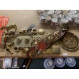 A GROUP OF VINTAGE BRASS ITEMS, HORSE BRASSES, BRASS INKSTAND, HORSE FIGURES ETC