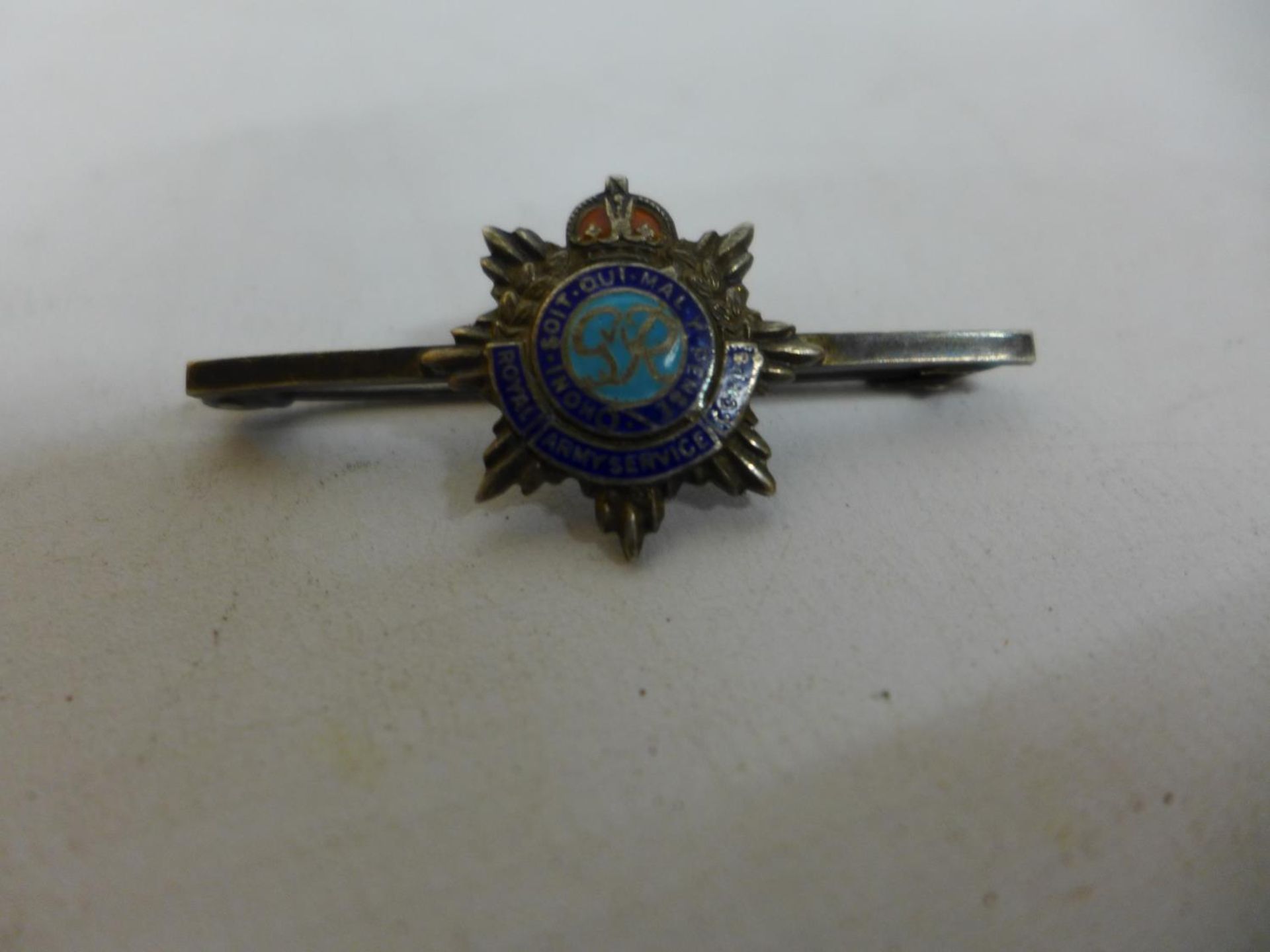 A SILVER WORLD WAR II A.R.P. BADGE AND TWO SILVER AND ENAMEL BROOCHES (3) - Bild 2 aus 3