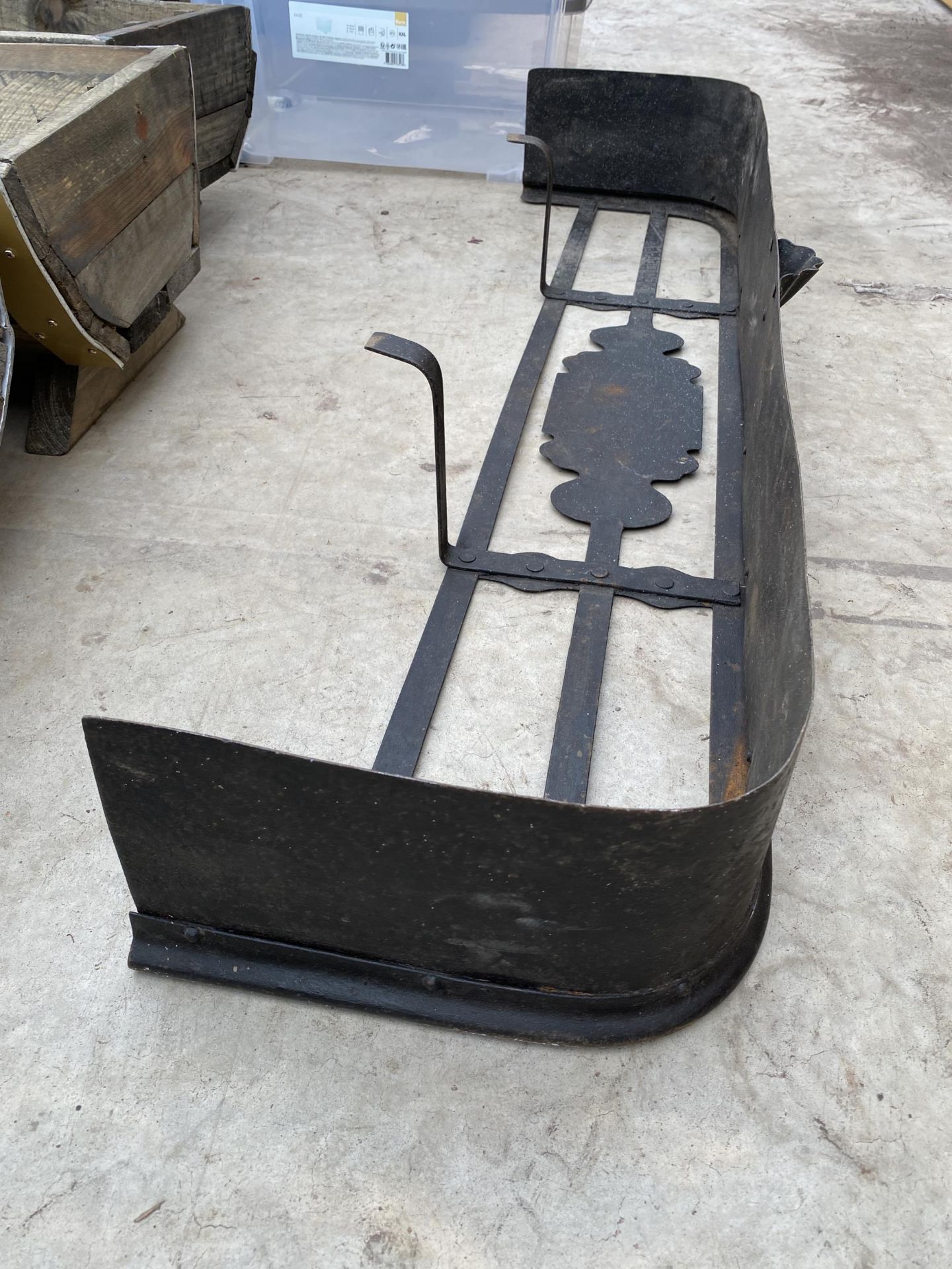 A DECORATIVE METAL FIRE FENDER - Image 2 of 2