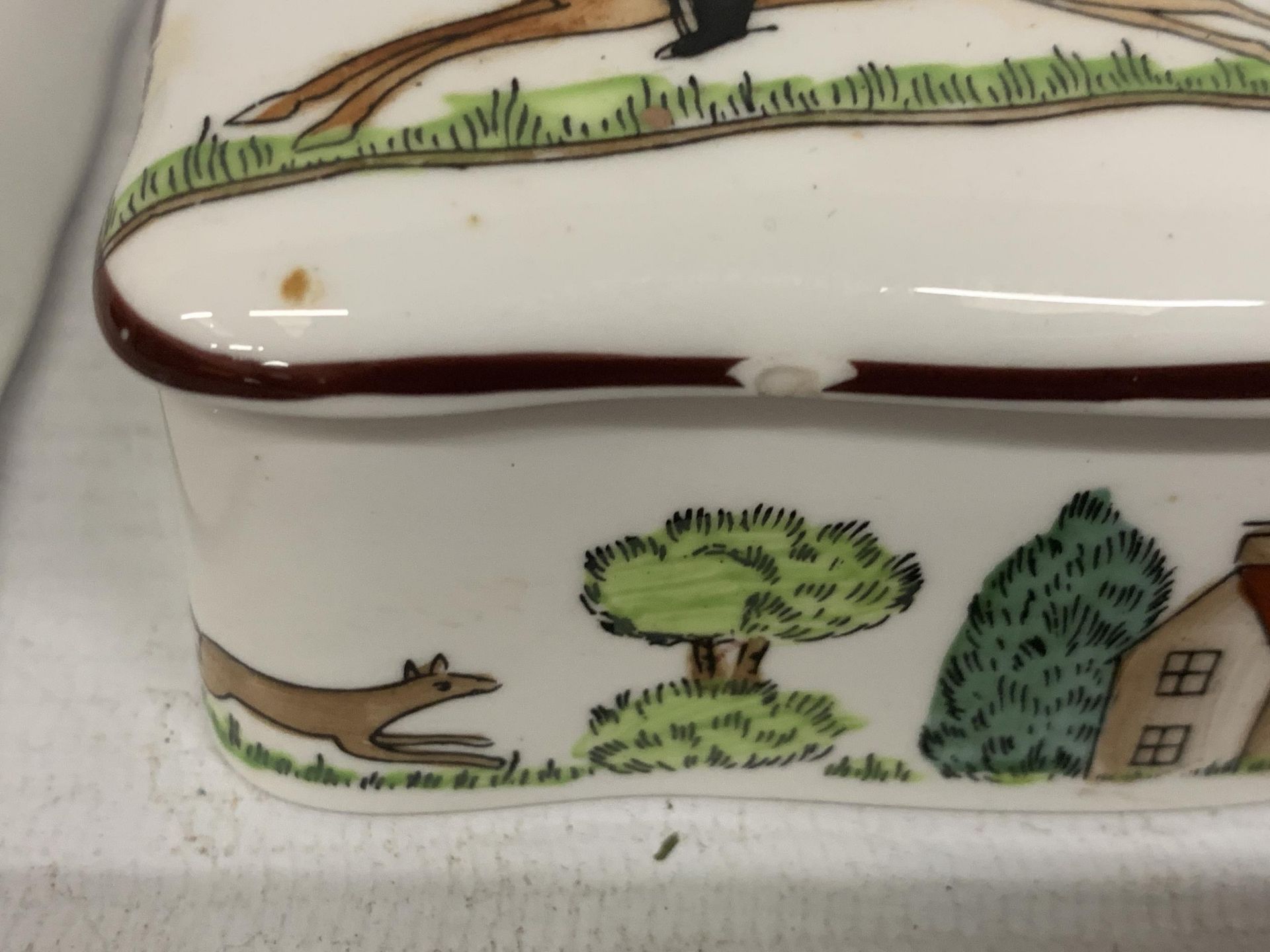 TWO CROWN STAFFORDSHIRE BONE CHINA HUNTING SCENE ITEMS - LIDDED TRINKET BOX AND TRAY - Image 4 of 4