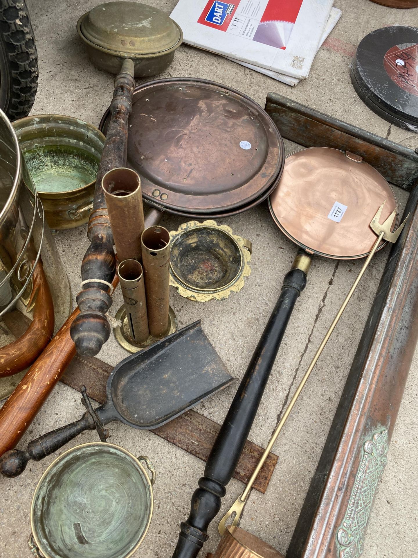 AN ASSORTMENT OF VINTAGE BRASS AND COPPER ITEMS TO INCLUDE, JUGS, BED WARMING PANS AND A FIRE FENDER - Image 3 of 3