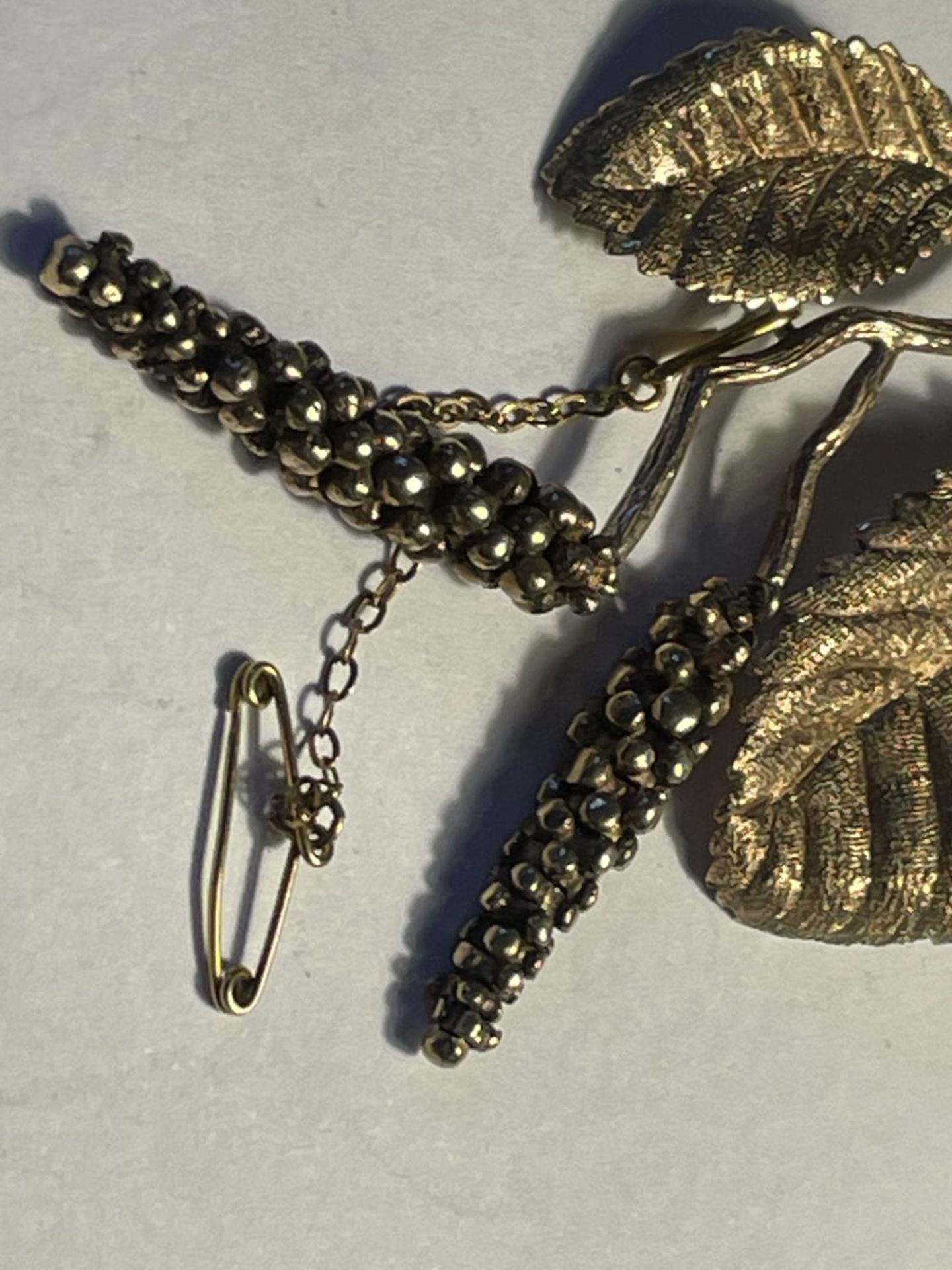 A VINTAGE HALLMARKED 9CT GOLD LEAF DESIGN BROOCH WITH GOLD PIN AND SAFETY CHAIN WEIGHT 12.55 GRAMS - Image 2 of 4