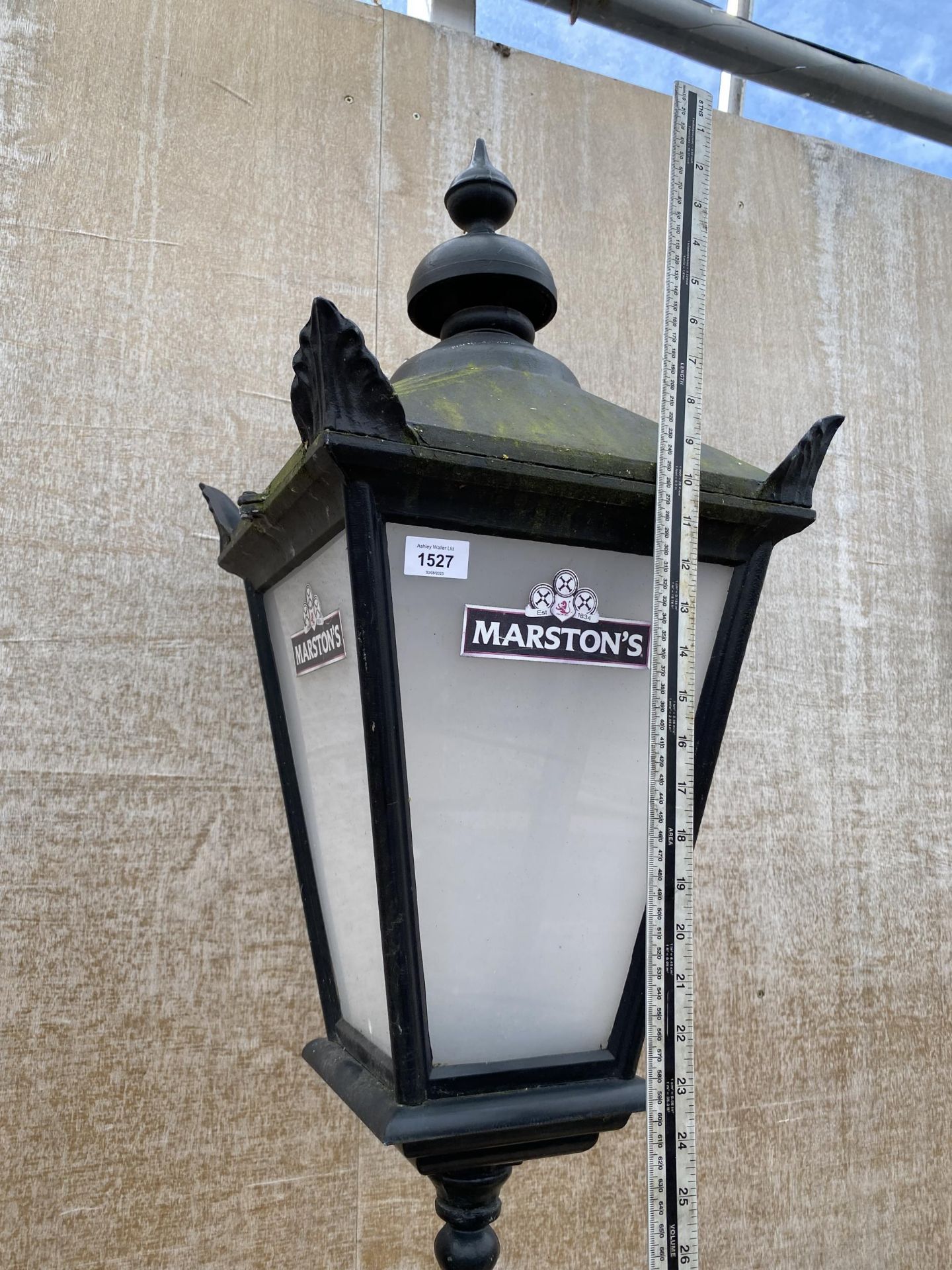 A 'MARSTONS' BREWERY COURTYARD LIGHT WITH BRACKET - Image 5 of 5