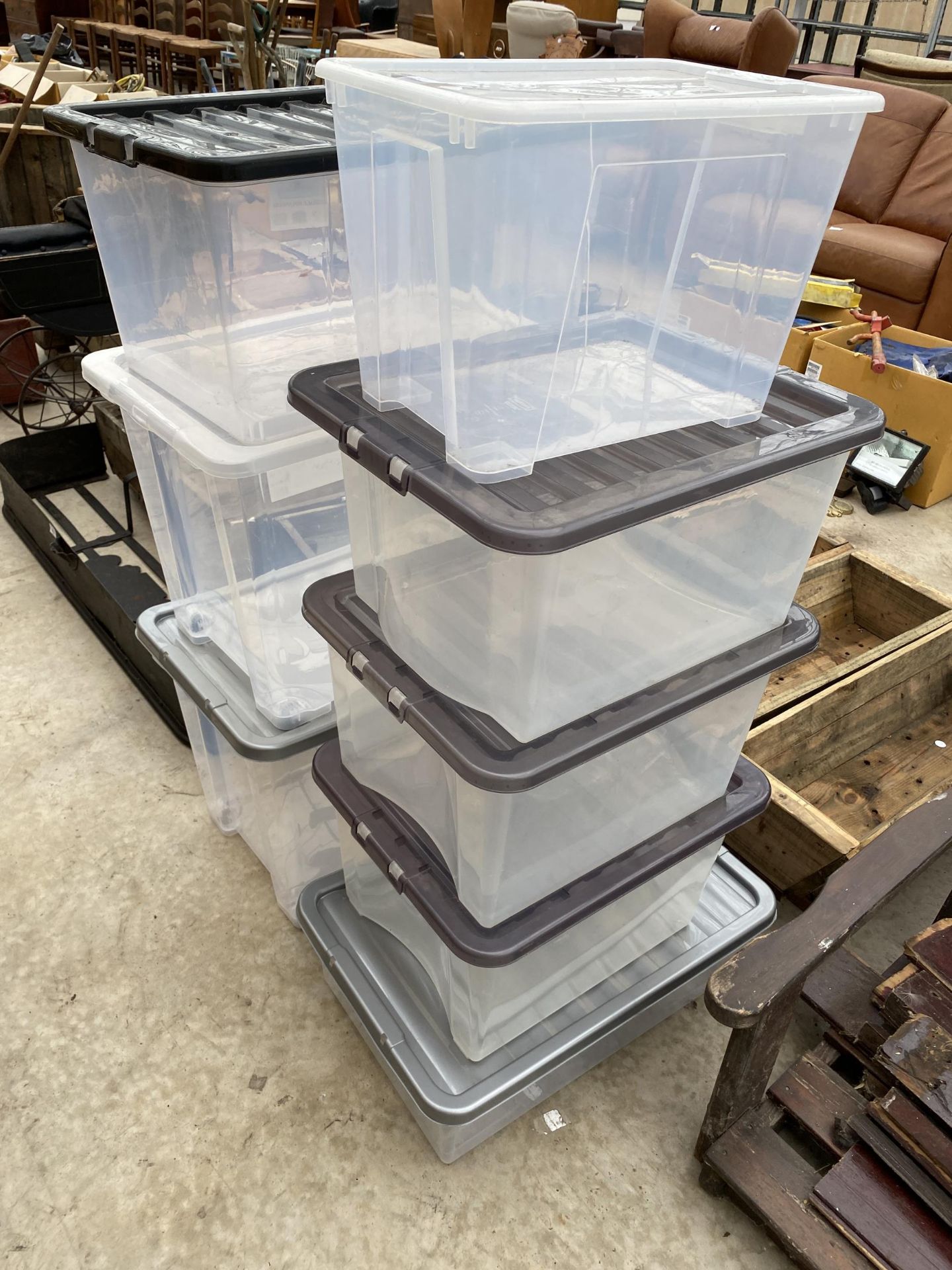 EIGHT VARIOUS PLASTIC STORAGE BOXES WITH LIDS - Bild 2 aus 2