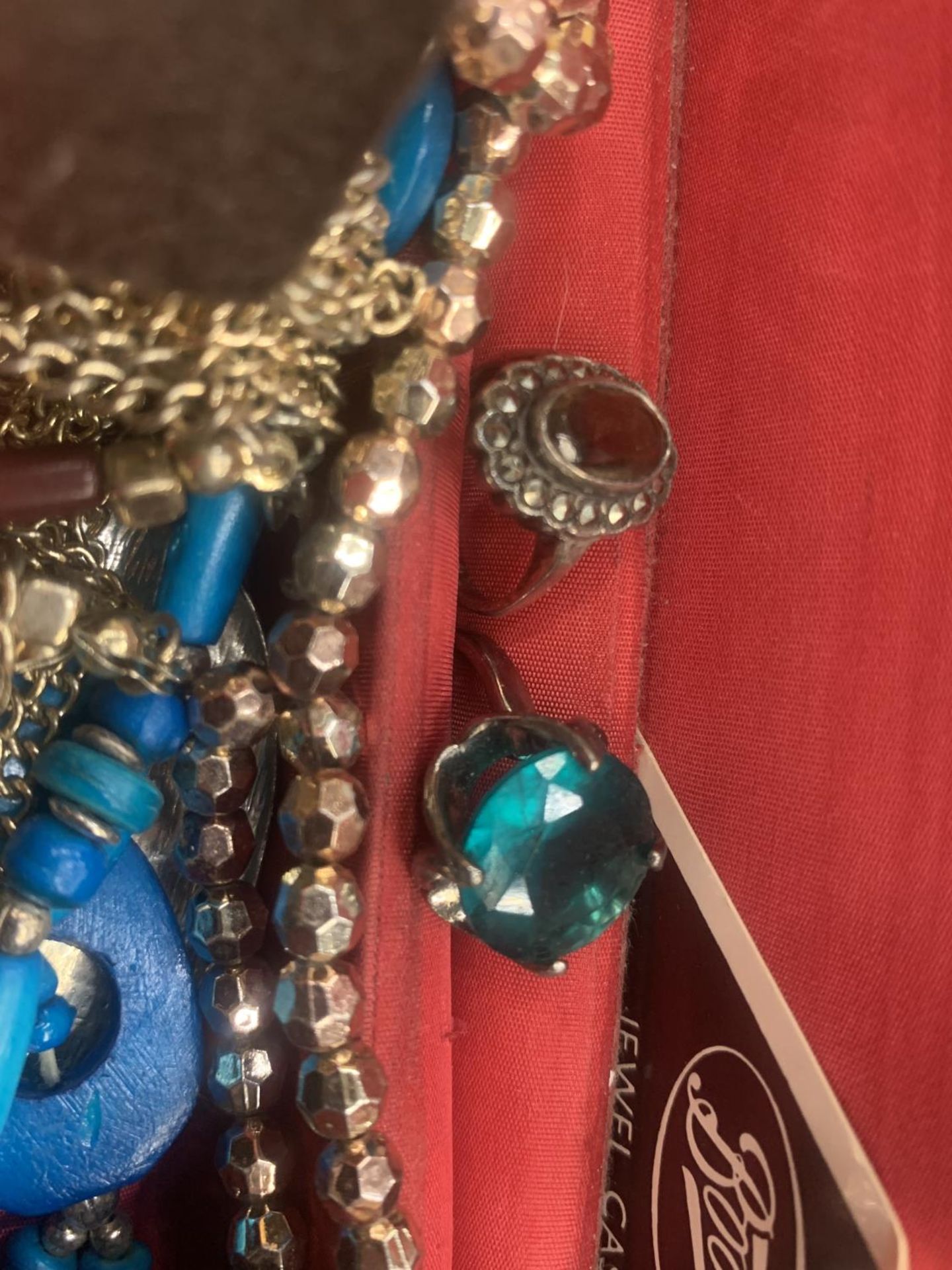 A QUANTITY OF VINTAGE COSTUME JEWELLERY TO INCLUDE RINGS, NECKLACES, ETC IN A JEWELLERY CASE - Image 2 of 4
