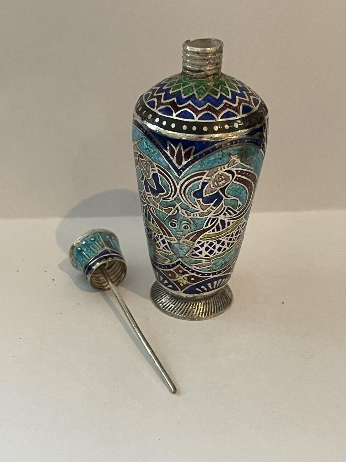 AN ENAMELLED SILVER SCENT BOTTLE - Image 3 of 4