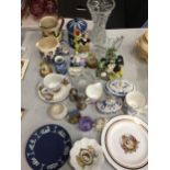 A MIXED GROUP OF CERAMICS TO INCLUDE JASPERWARE PLATE AND POT, STAFFORDSHIRE FIGURES ETC