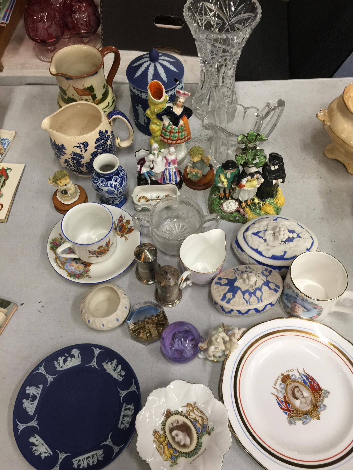 A MIXED GROUP OF CERAMICS TO INCLUDE JASPERWARE PLATE AND POT, STAFFORDSHIRE FIGURES ETC