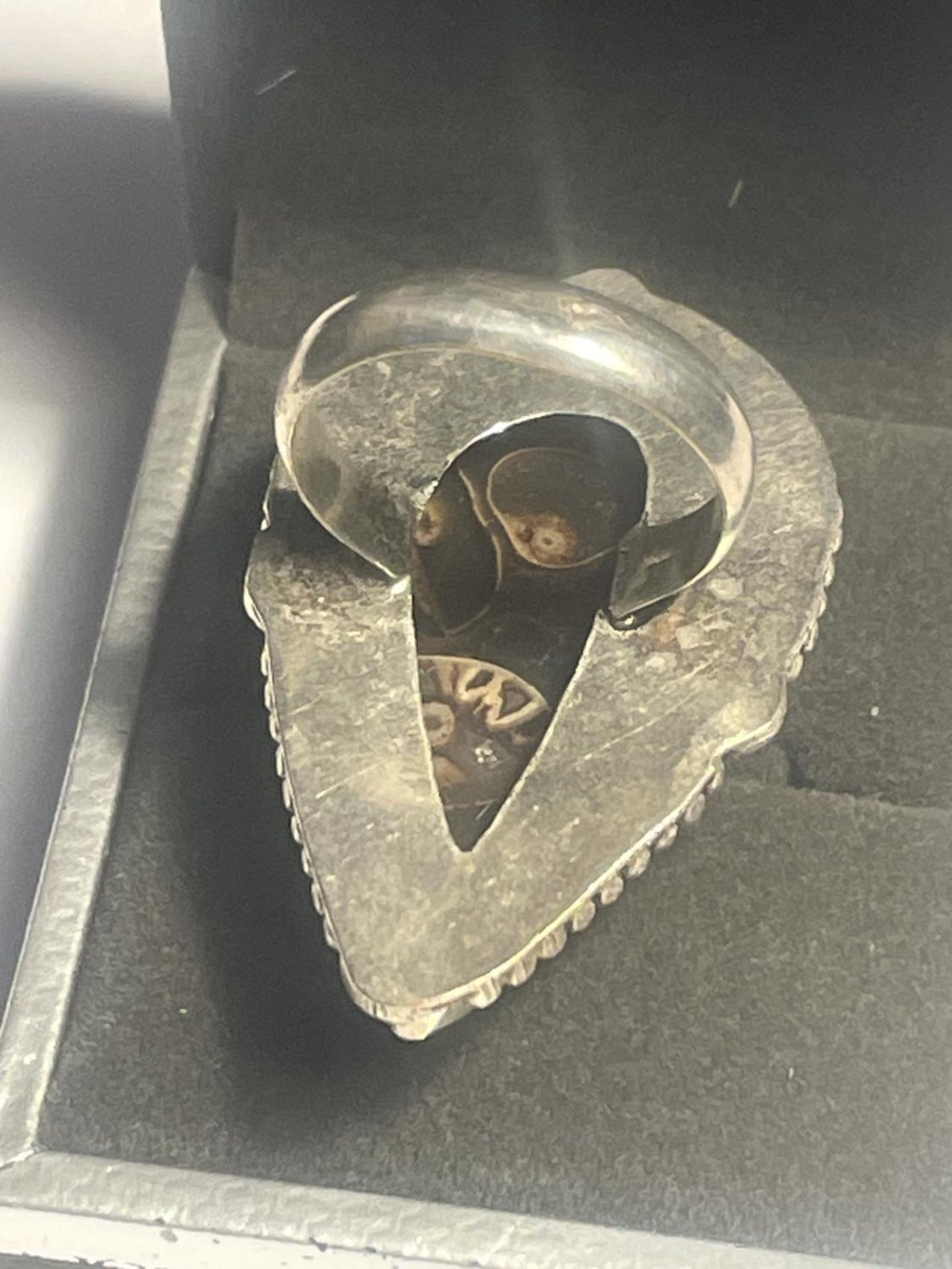 A SILVER RING WITH A FOSSIL STONE IN A PRESENTATION BOX - Image 3 of 3