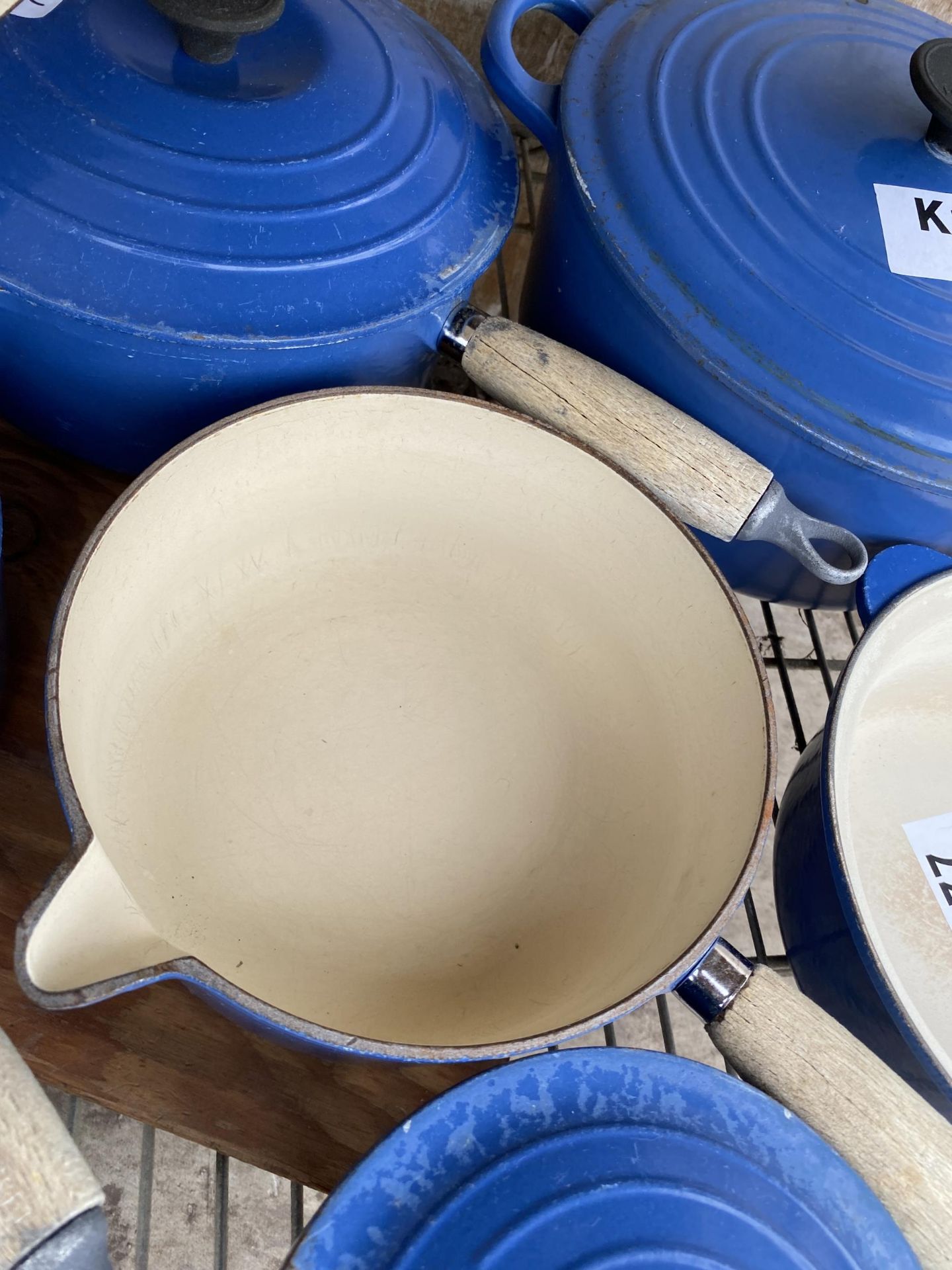 A LARGE COLLECTION OF BLUE LE CREUSET PANS TO INCLUDE A CASAROLE DISH, VARIOUS SIZED SAUCEPANS - Bild 5 aus 6