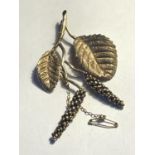 A VINTAGE HALLMARKED 9CT GOLD LEAF DESIGN BROOCH WITH GOLD PIN AND SAFETY CHAIN WEIGHT 12.55 GRAMS