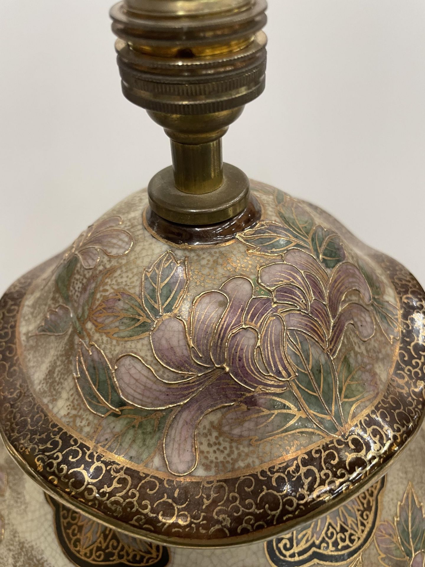 A VINTAGE ORIENTAL SATSUMA STYLE TABLE LAMP - Image 2 of 4