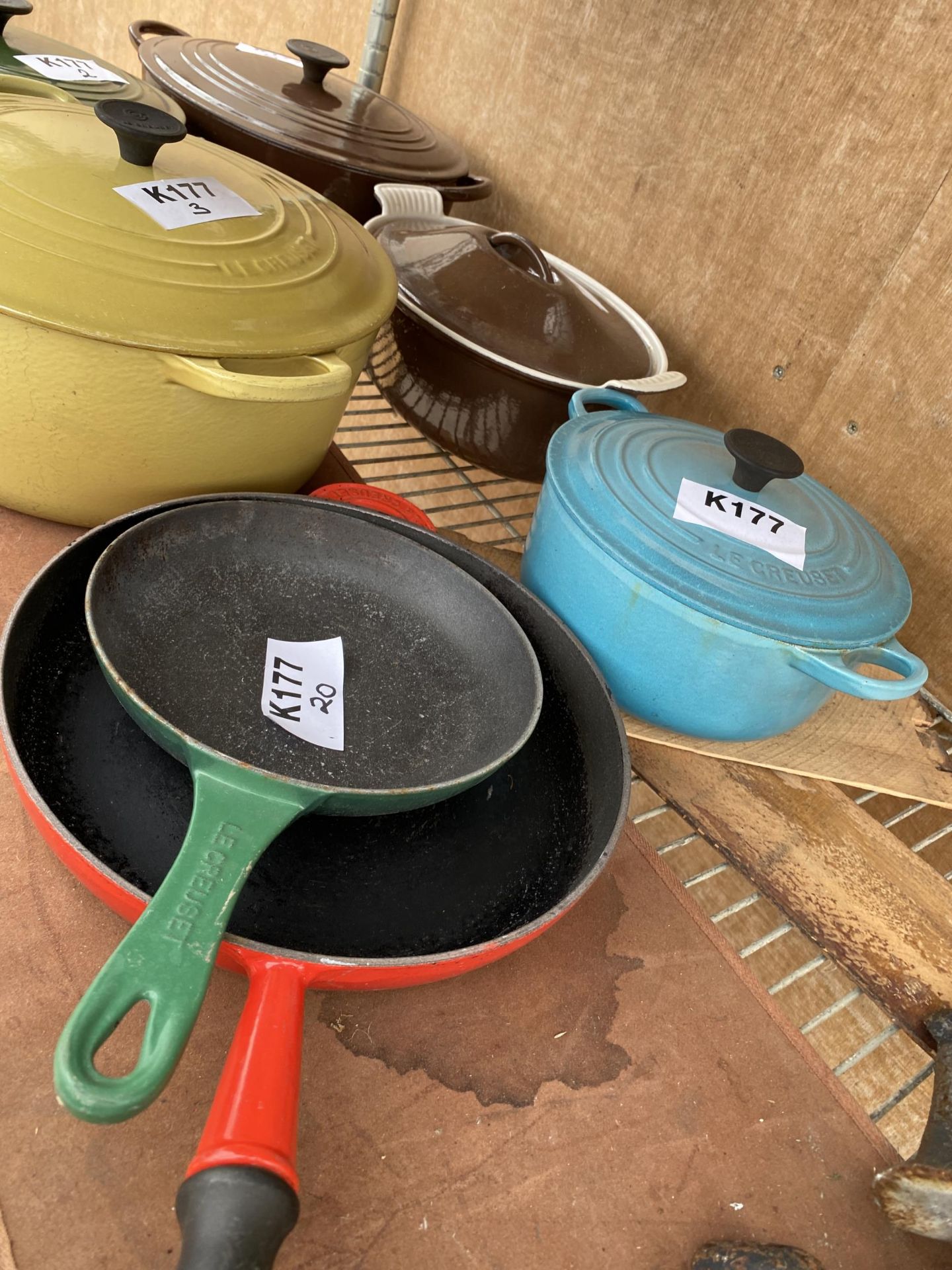 AN ASSORTMENT OF COLOURED LE CREUSET PANS TO INCLUDE CASAROLE DISHES AND FRYING PANS ETC - Image 2 of 3
