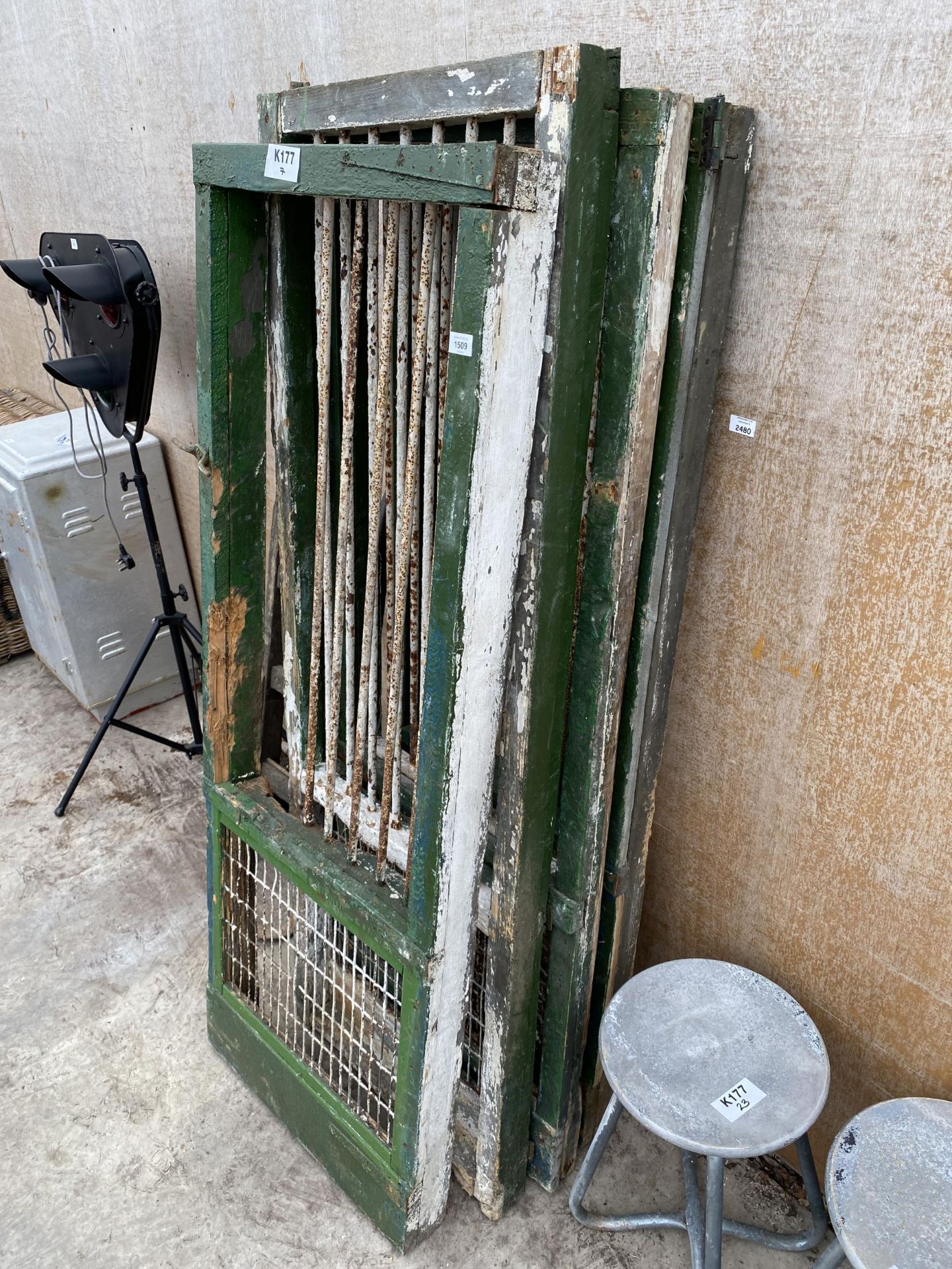 FOUR VINTAGE WOODEN DOORS WITH MESH BOTTOM SECTION AND STEEL BARS TO THE TOP SECTION - Bild 2 aus 3