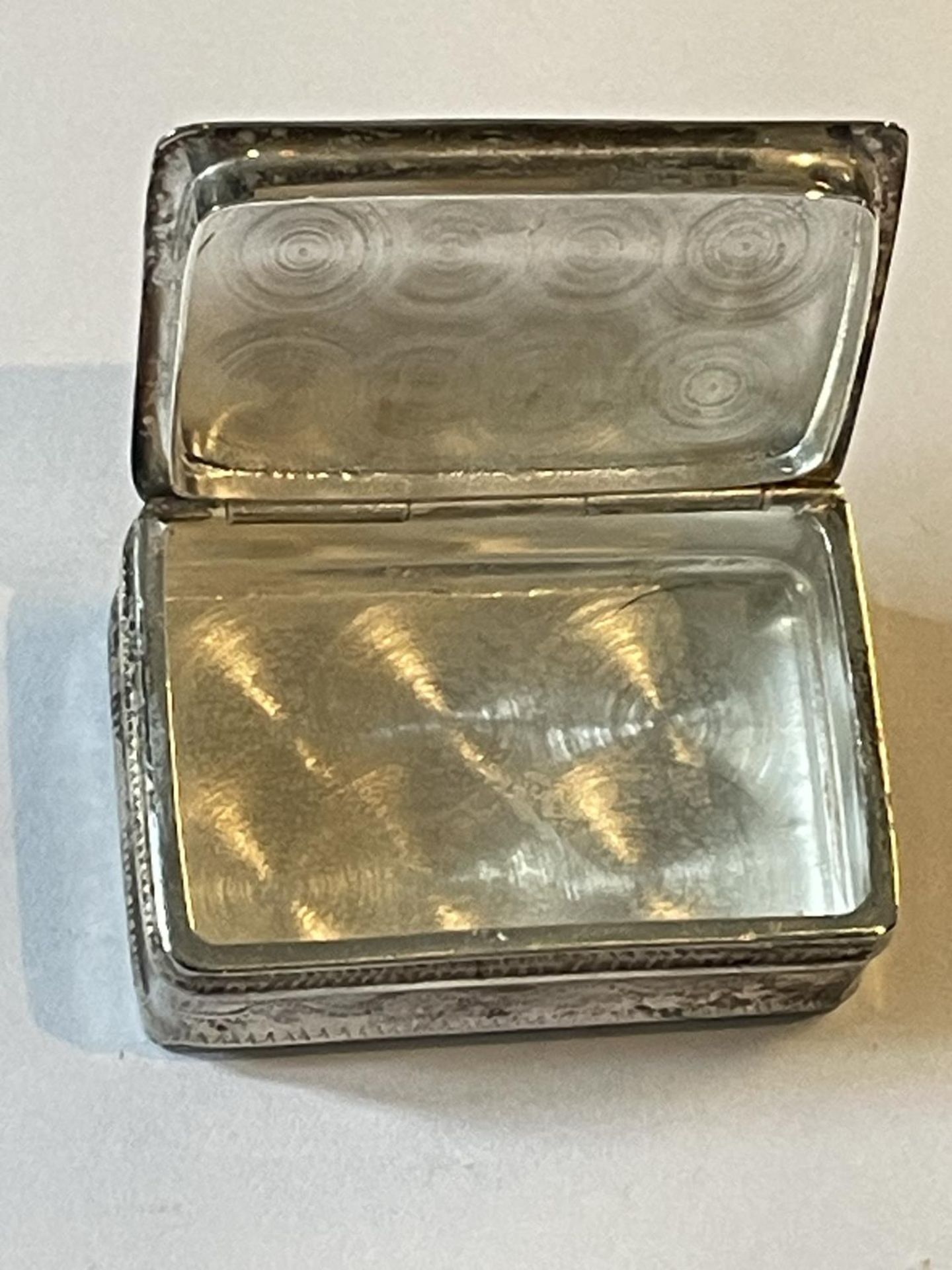 A SILVER PILL BOX - Image 3 of 4