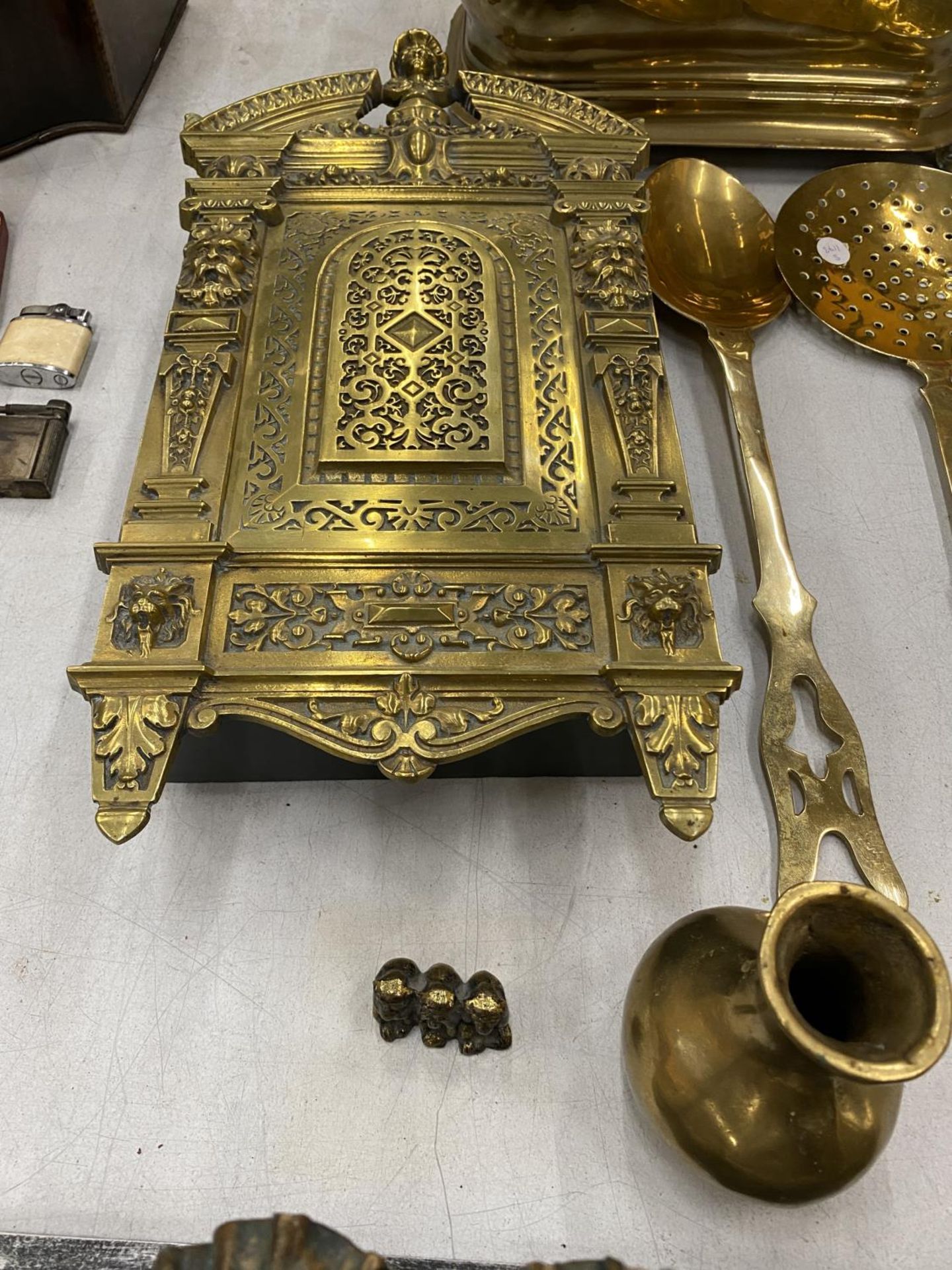 A QUANTITY OF BRASS ITEMS TO INCLUDE A KEY BOX, PLANTER, LARGE SPOON AND SIEVE, VASE, ETC - Bild 4 aus 6