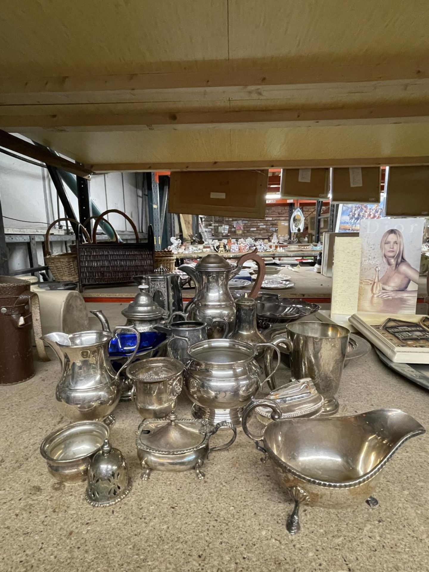 A COLLECTION OF SILVER PLATED ITEMS TO INCLUDE A COFFEE AND TEAPOT, JUGS, BOWLS, ETC