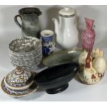 A MIXED GROUP OF CERAMICS TO INCLUDE DELFT BLUE AND WHITE VASE, ROYAL DOULTON 'ATHENS' COFFEE POT,