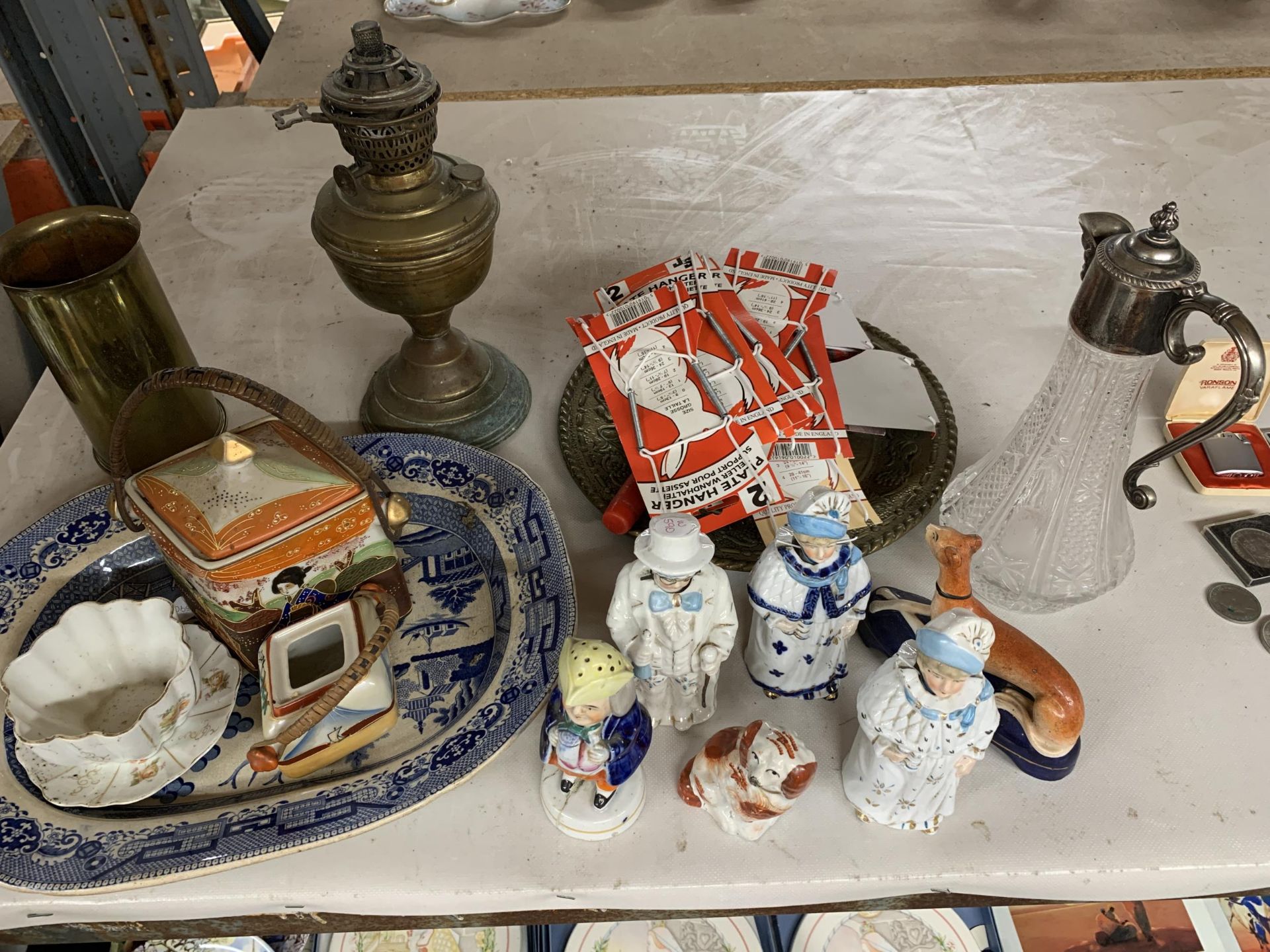 A MIXED LOT OF CERAMICS TO INCLUDE CONTINENTAL FIGURES, ORIENTAL POT, BRASS OIL LAMP ETC - Bild 2 aus 4