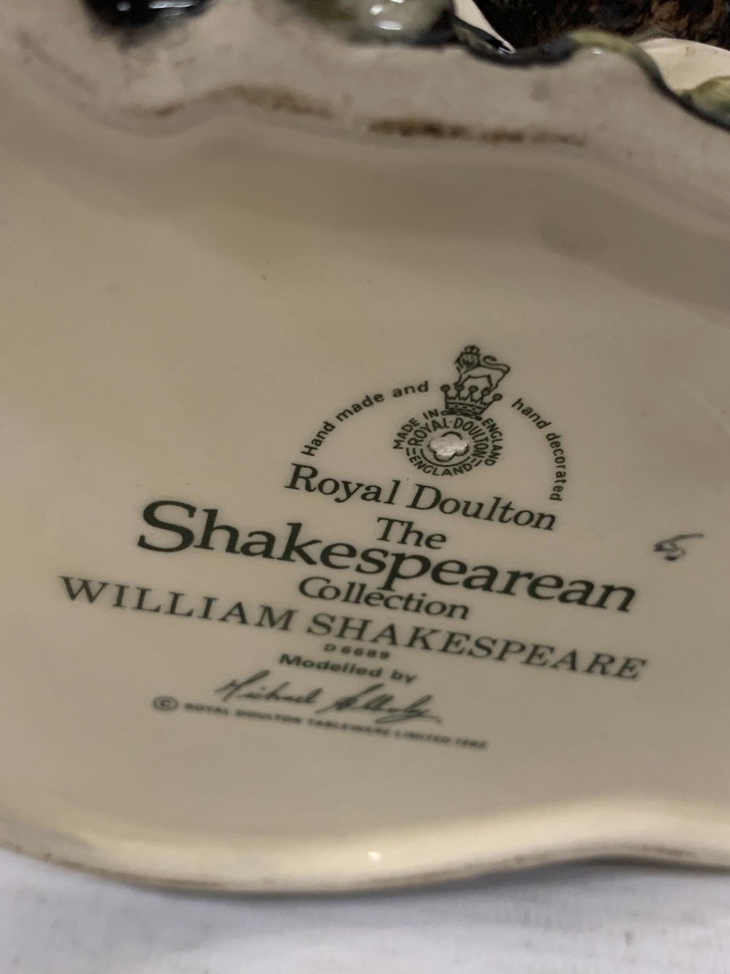 TWO ROYAL DOULTON CHARACTER JUGS - 'WILLIAM SHAKESPEARE' (SECONDS) & 'TOWN CRIER' - Bild 3 aus 4