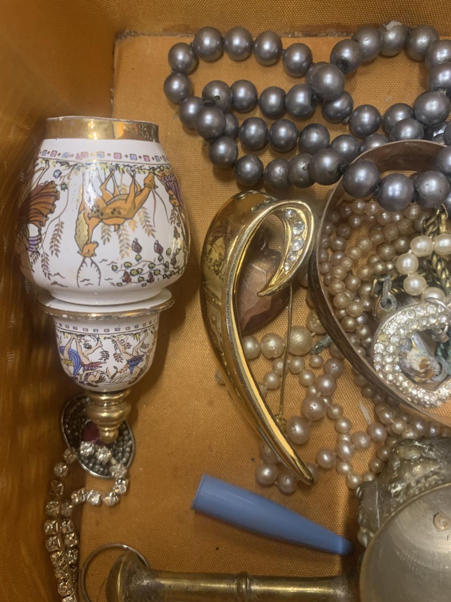 A QUANTITY OF COSTUME JEWELLERY TO INCLUDE BANGLES, WATCHES, BEADS, COLLECTABLES, ETC IN A VINTAGE - Image 4 of 5