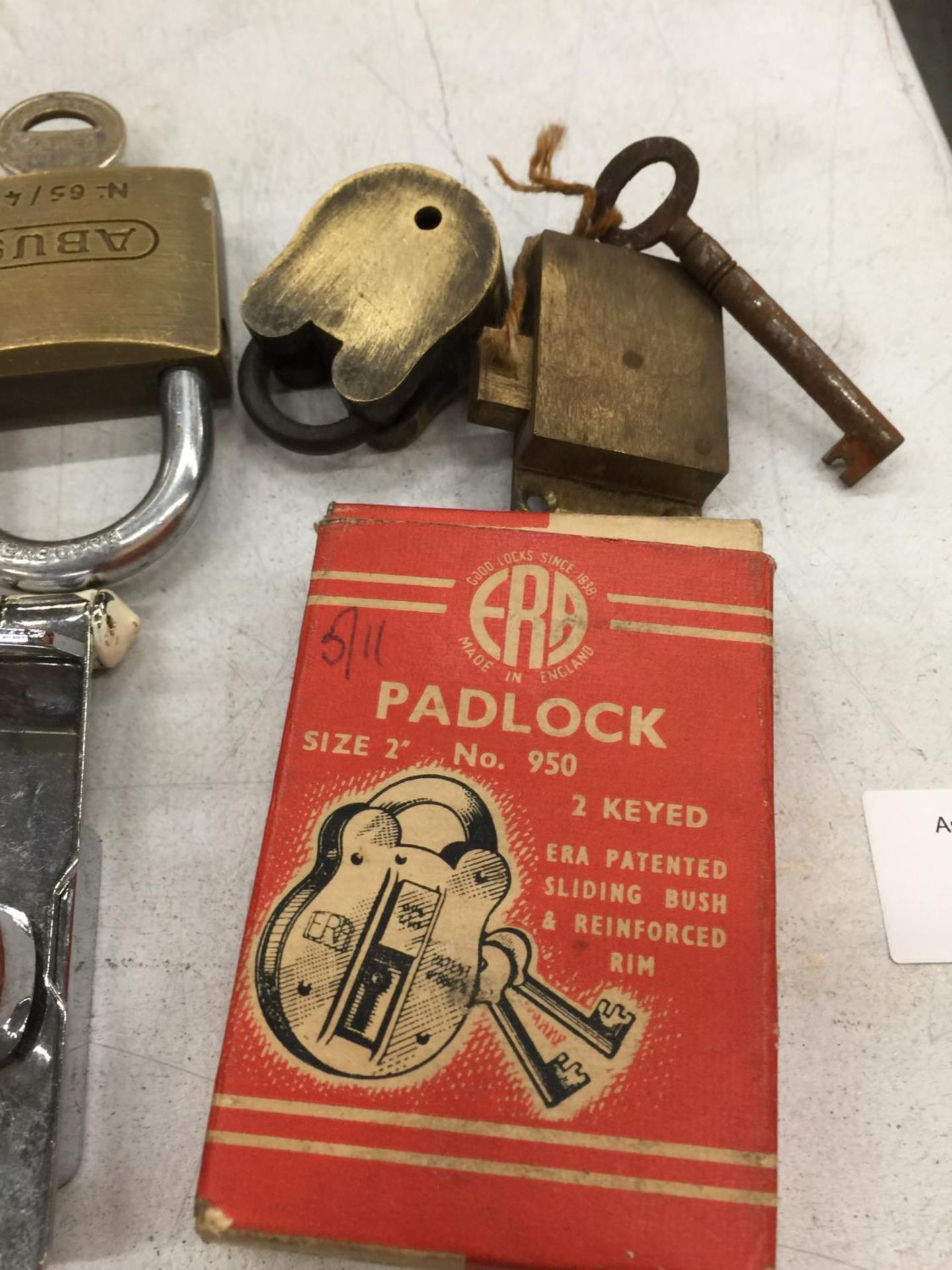 A QUANTITY OF OLD PADLOCKS WITH KEYS - Image 4 of 4