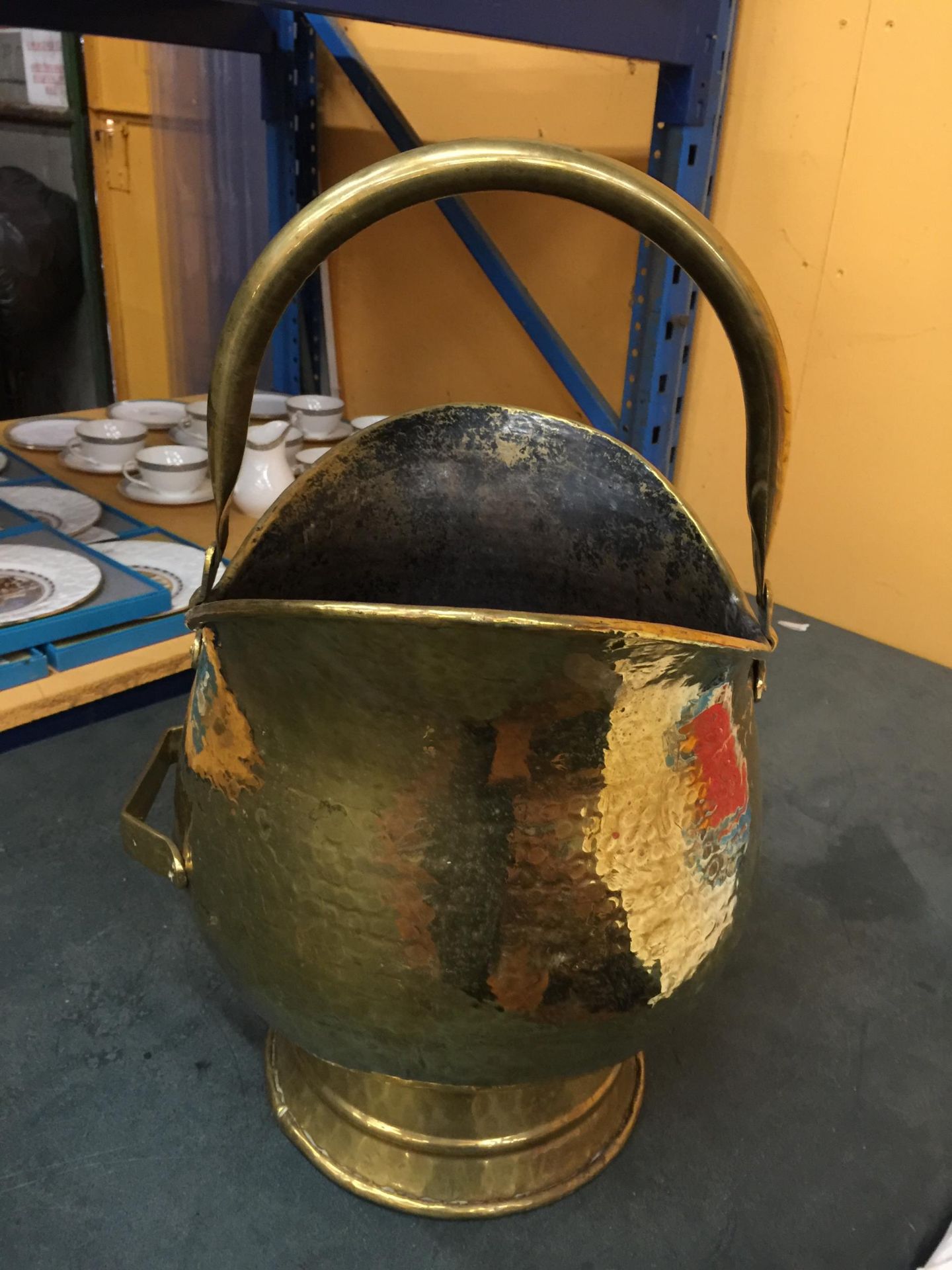 A VINTAGE BRASS COAL BUCKET WITH SWING HANDLE - Image 2 of 4