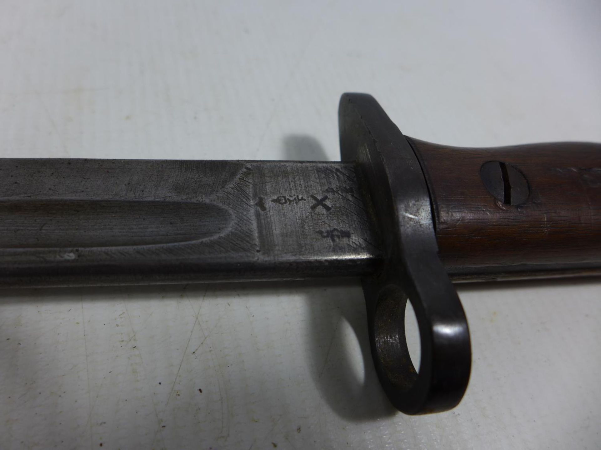 A BRITISH ARMY WORLD WAR I 1907 PATTERN BAYONET AND SCABBARD BY WILKINSON, 43CM BLADE - Image 4 of 7
