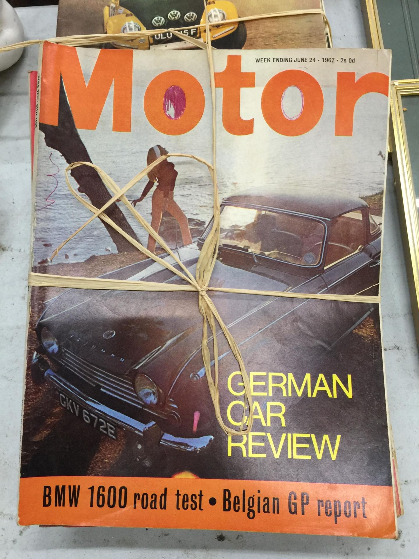 A COLLECTION OF VINTAGE 1960/1970S MOTOR & CAR MAGAZINES - Bild 4 aus 4