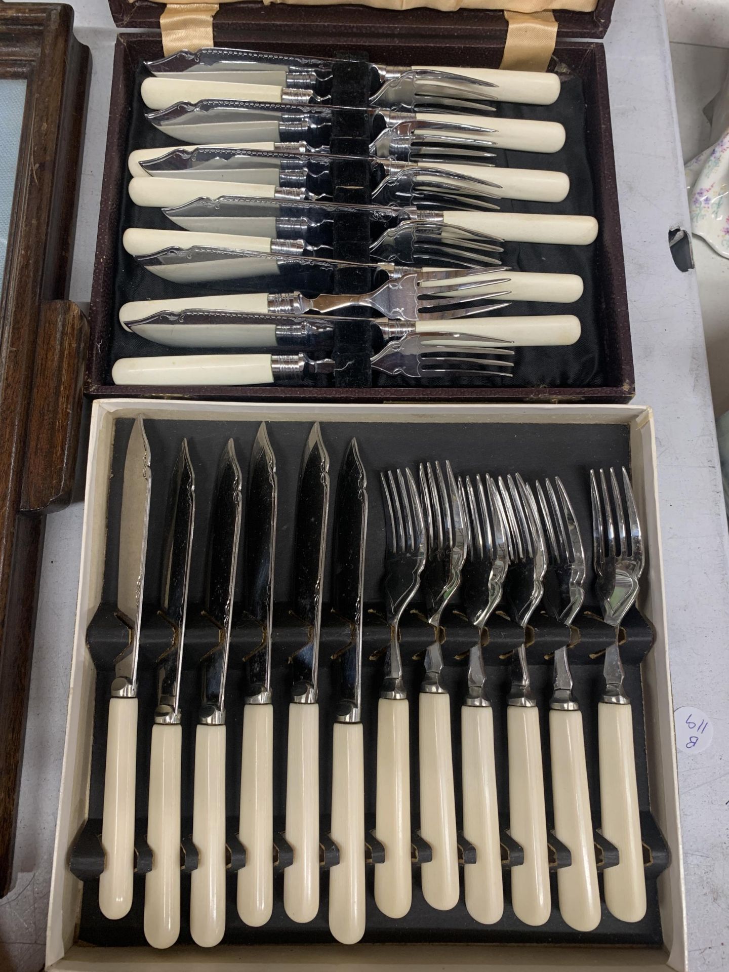 THREE CASED SILVER PLATED CUTLERY SETS - Bild 3 aus 3