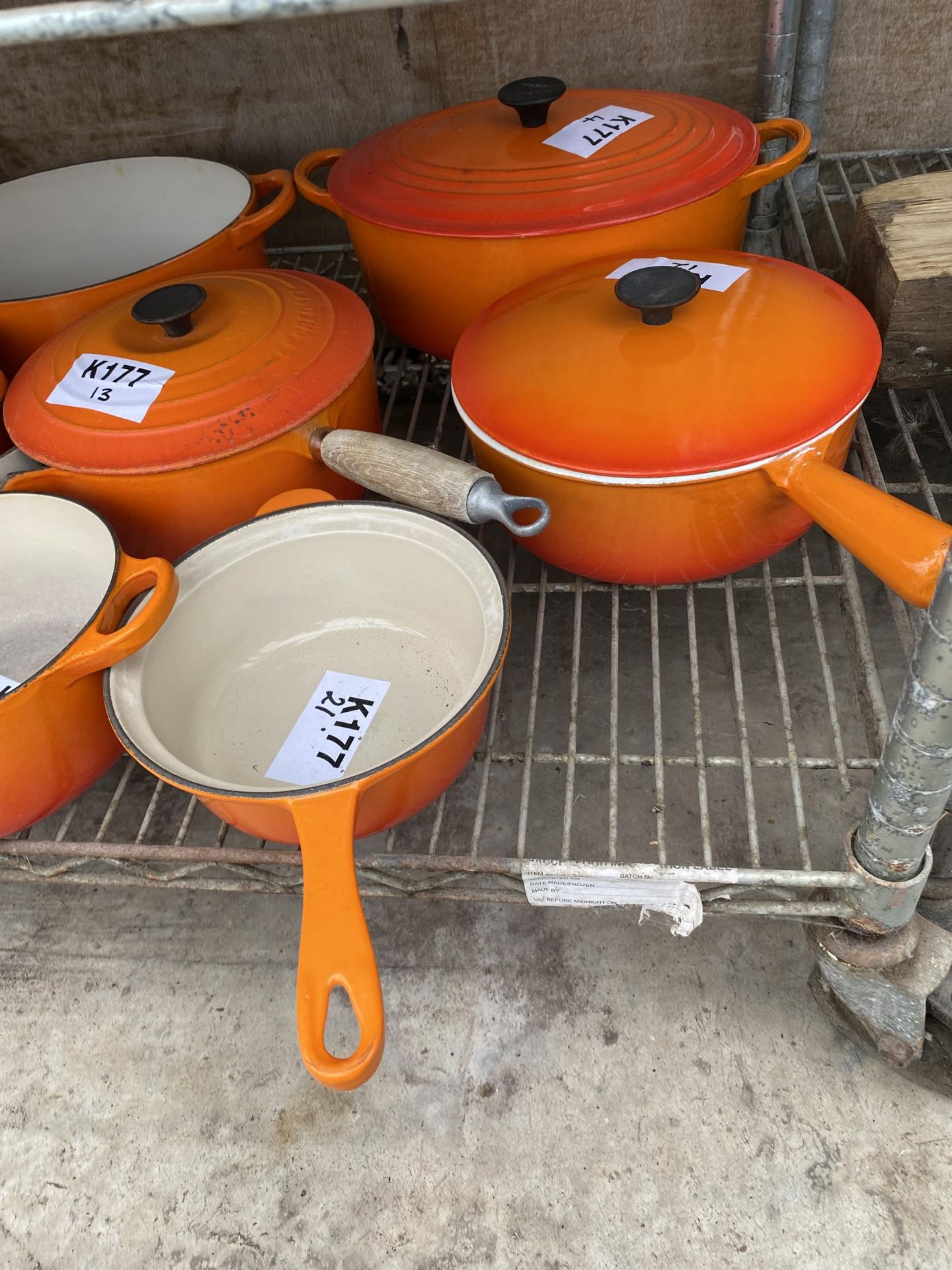 A LARGE COLLECTION OF ORANGE LE CREUSET PANS TO INCLUDE CASAROLE DISHES, VARIOUS SIZED SAUCEPANS AND - Bild 4 aus 5