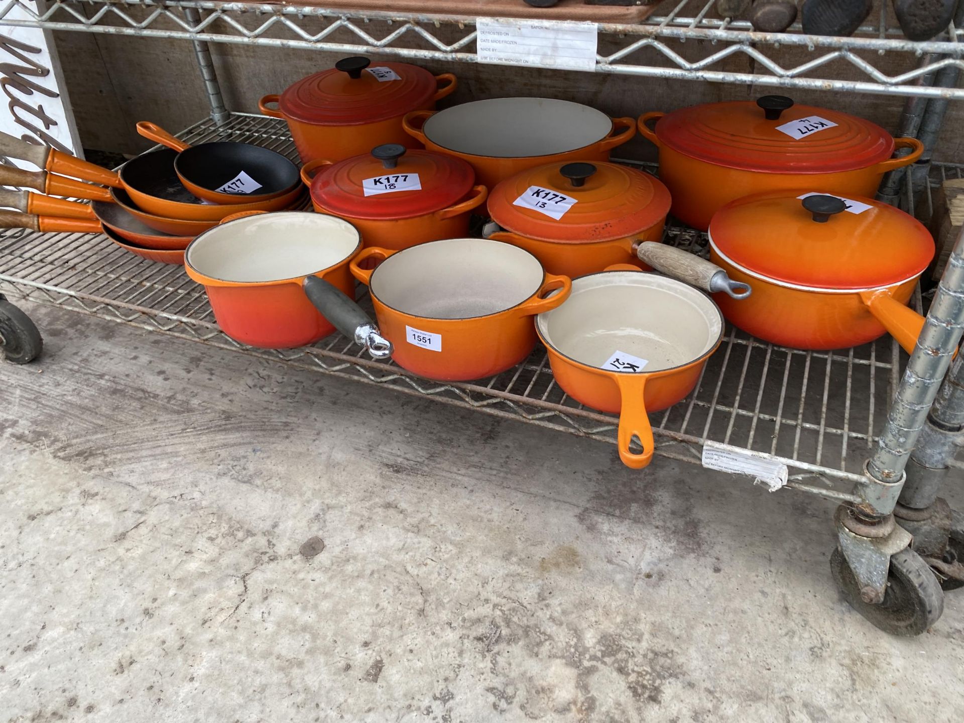 A LARGE COLLECTION OF ORANGE LE CREUSET PANS TO INCLUDE CASAROLE DISHES, VARIOUS SIZED SAUCEPANS AND - Bild 5 aus 5