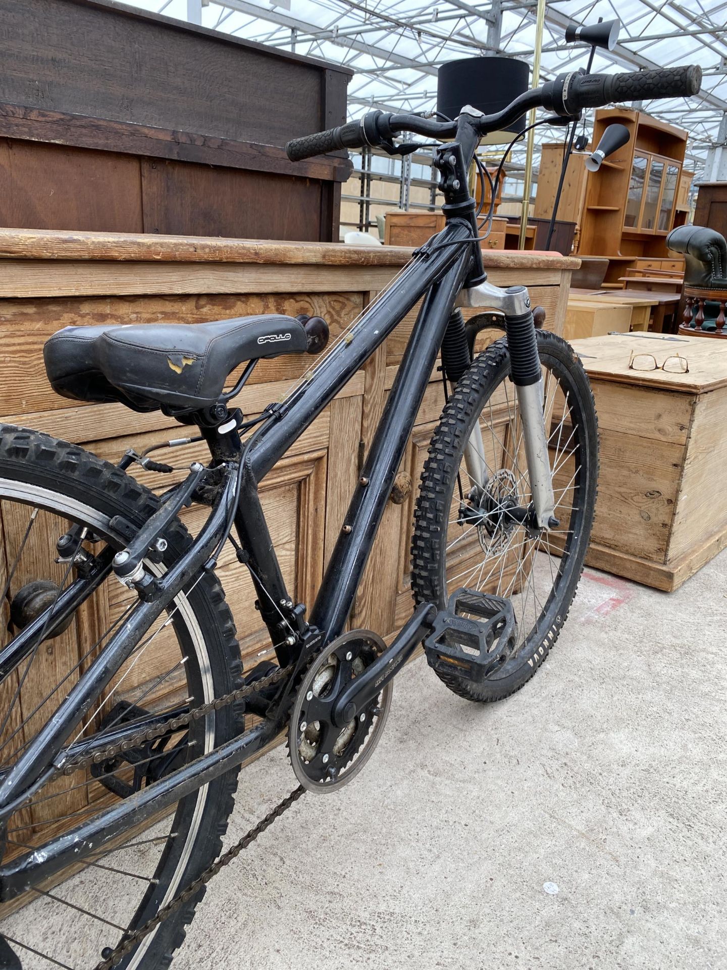 A BOYS MOUNTAIN BIKE WITH FRONT SUSPENSION AND 18 SPEED SHIMANO GEAR SYSTEM - Image 2 of 3