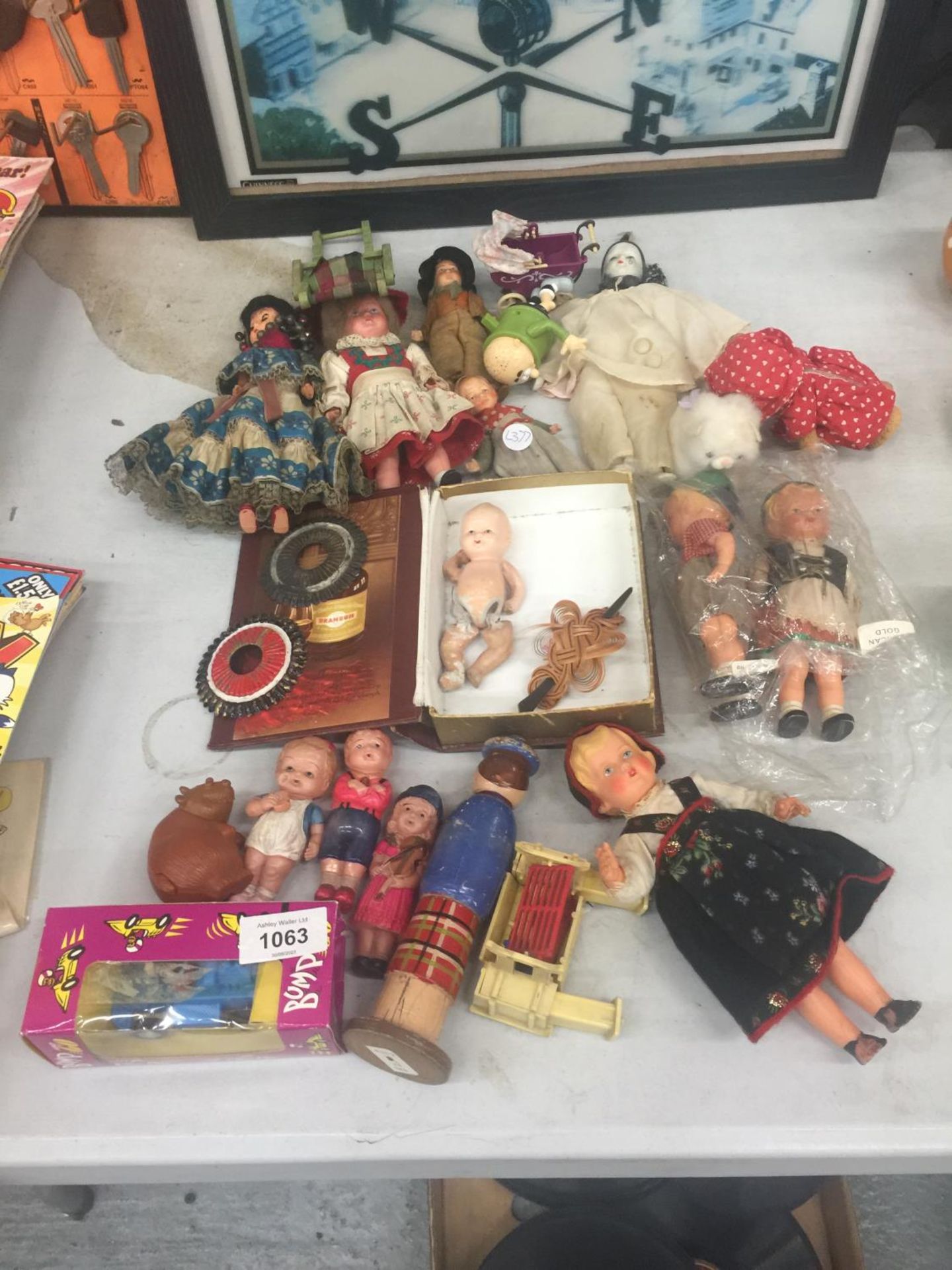 A COLLECTION OF SMALL VINTAGE DOLLS TO INCLUDE PORCELAIN, PLASTIC AND WOOD WITH TRADITIONAL COSTUMES