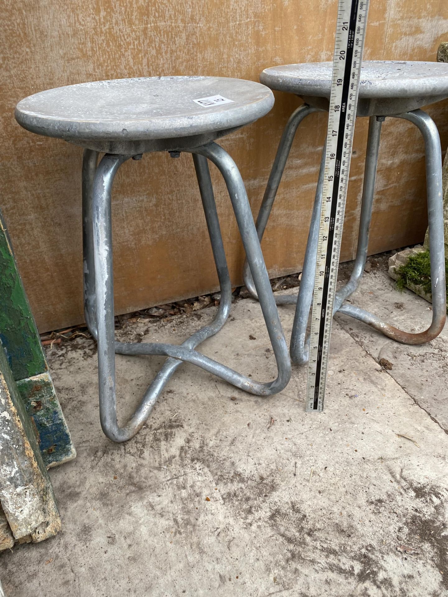 A PAIR OF ALLOY STOOLS WITH STEEL LEGS - Bild 2 aus 2