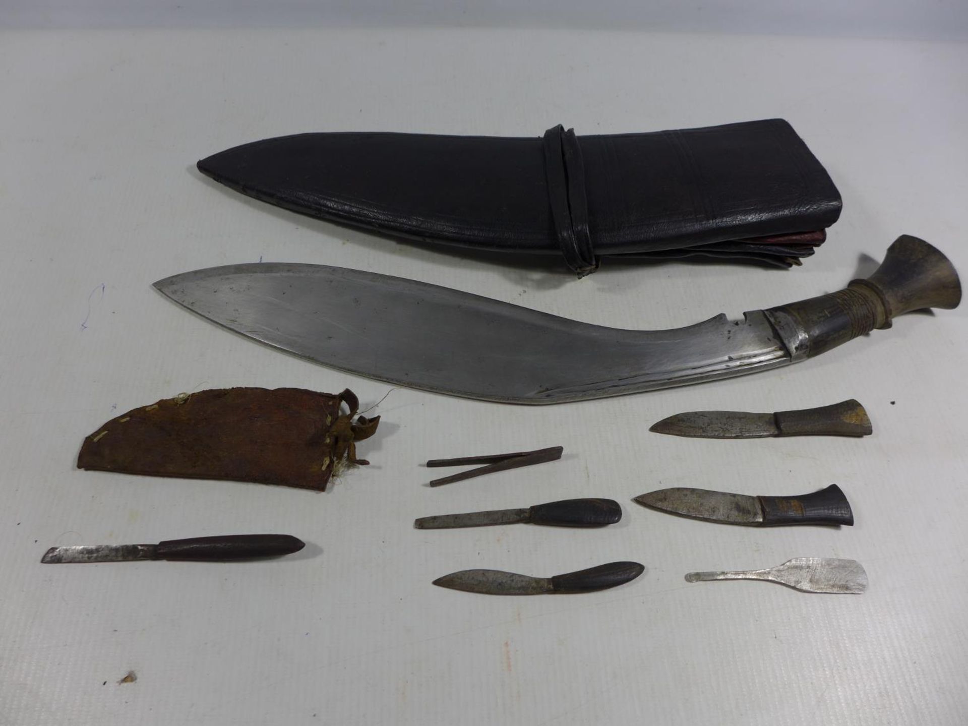 A MID 20TH CENTURY NEPALESE KUKRI KNIFE AND SCABBARD, 32CM BLADE TOGETHER WITH ASSORTED TOOLS - Image 4 of 6