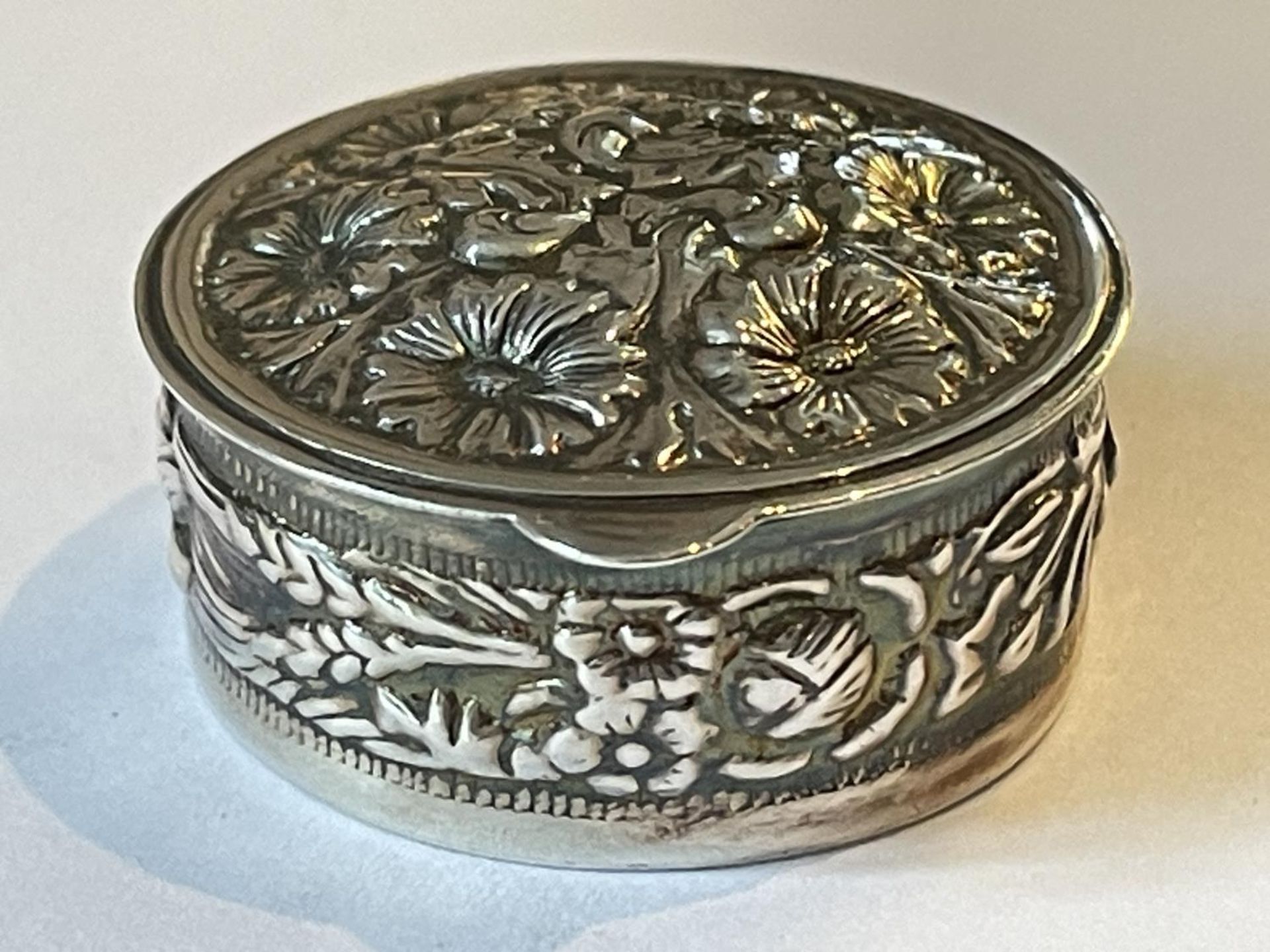 A SILVER CIRCULAR PILL BOX WITH FLORAL DECORATION - Image 2 of 4
