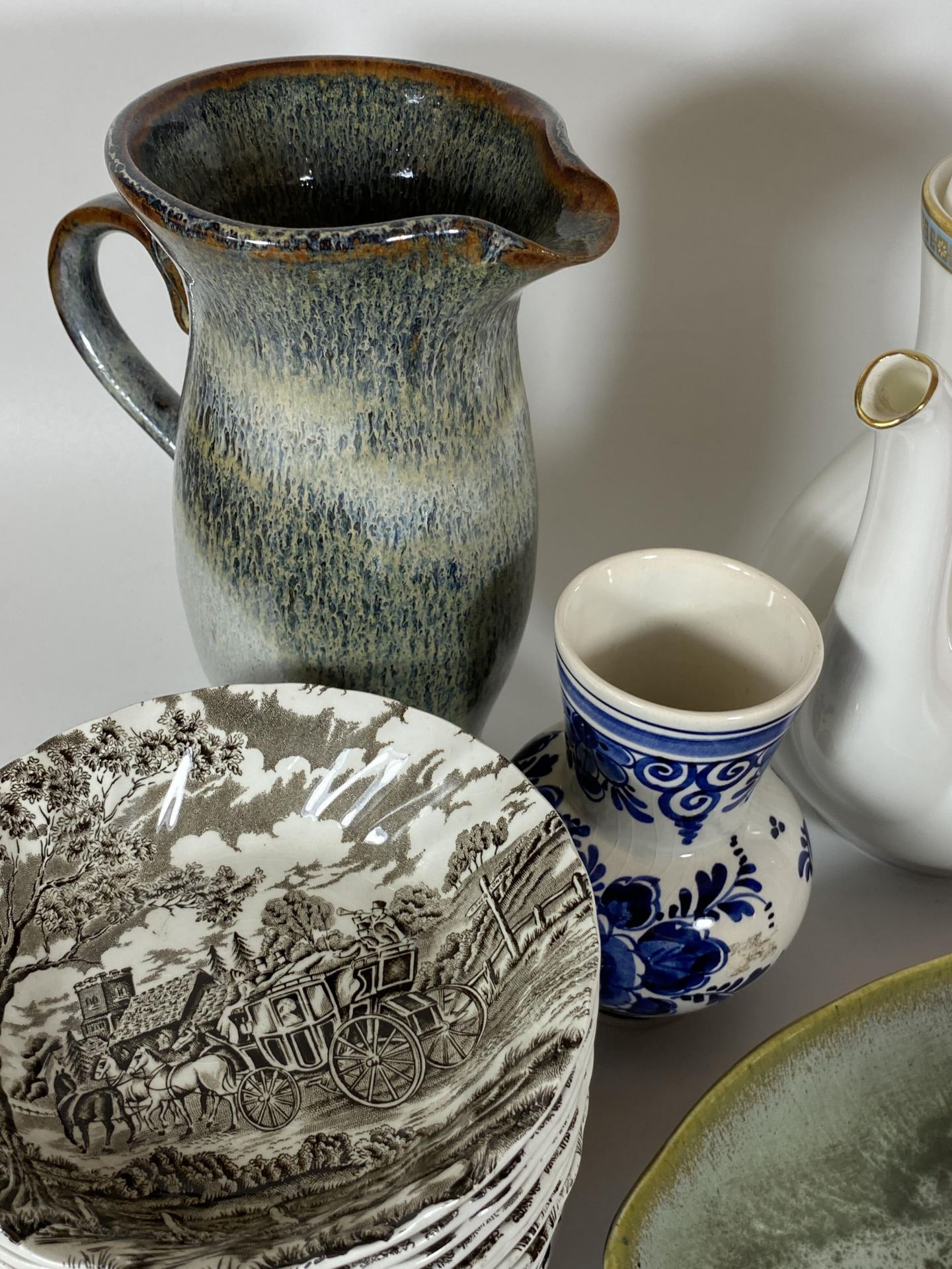 A MIXED GROUP OF CERAMICS TO INCLUDE DELFT BLUE AND WHITE VASE, ROYAL DOULTON 'ATHENS' COFFEE POT, - Image 2 of 6