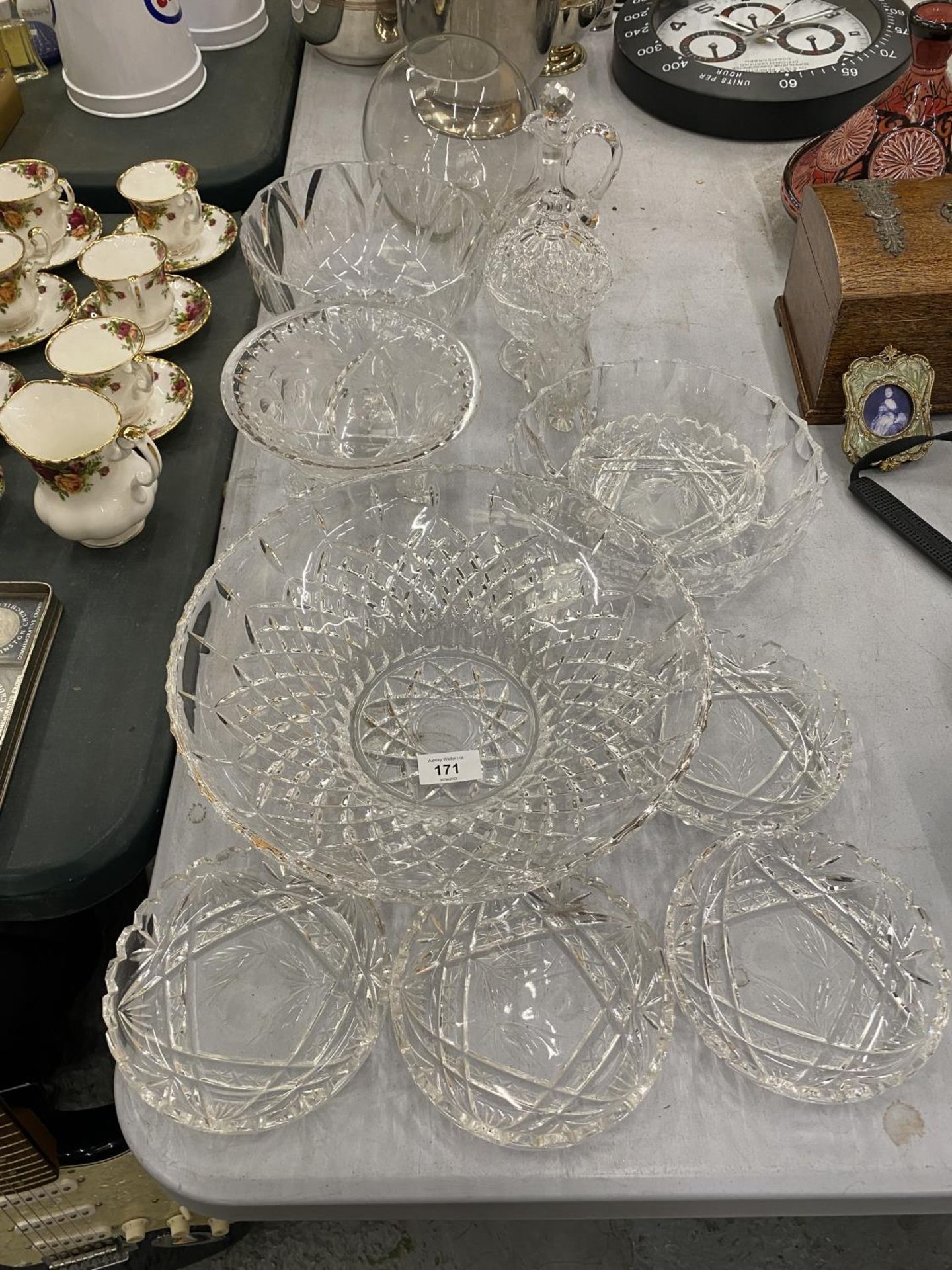 A QUANTITY OF GLASSWARE TO INCLUDE BOWLS, ETC