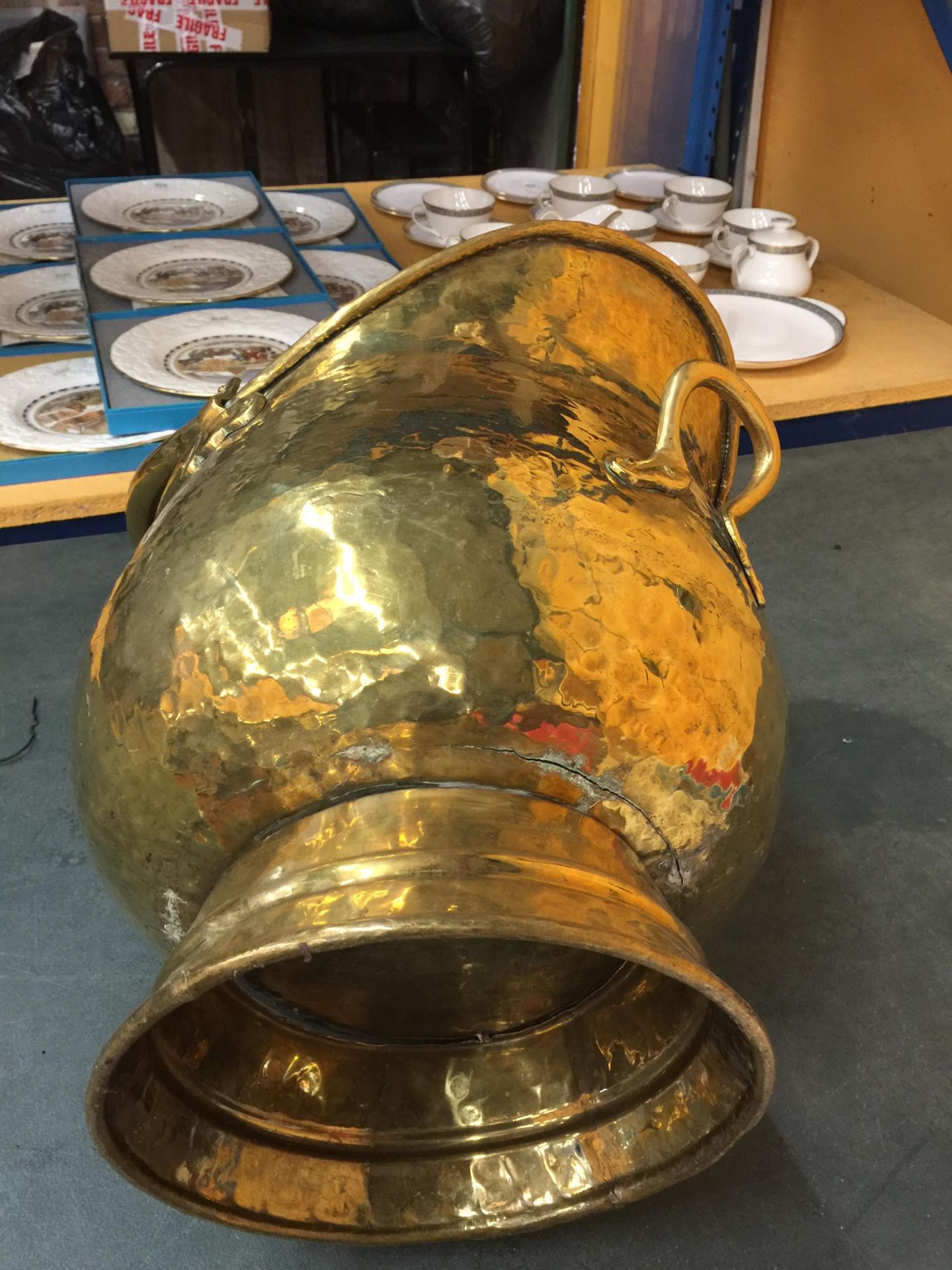 A VINTAGE BRASS COAL BUCKET WITH SWING HANDLE - Image 4 of 4