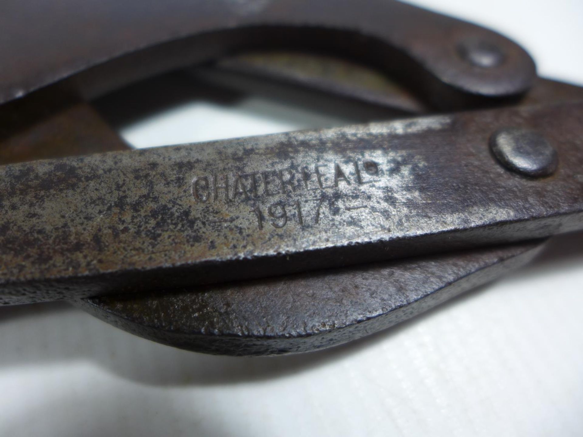 A PAIR OF WORLD WAR I CHATERLEA LTD FOLDING WIRE CUTTERS DATED 1917, LENGTH FOLDED 25CM, UNFOLDED - Image 3 of 4