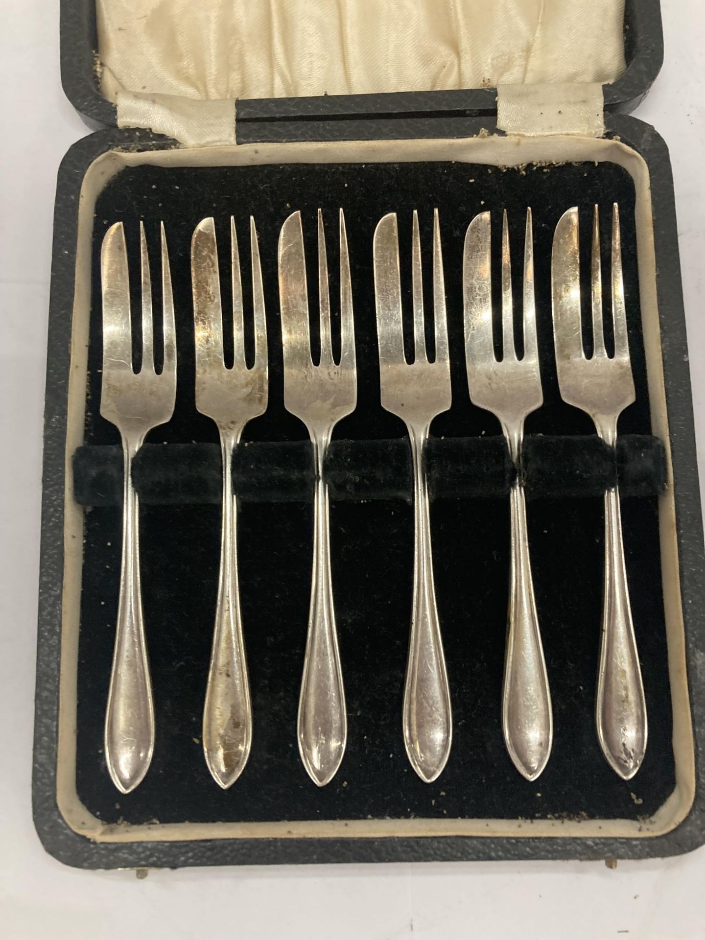A CASED SET OF SIX HALLMARKED SILVER FORKS - Image 2 of 3