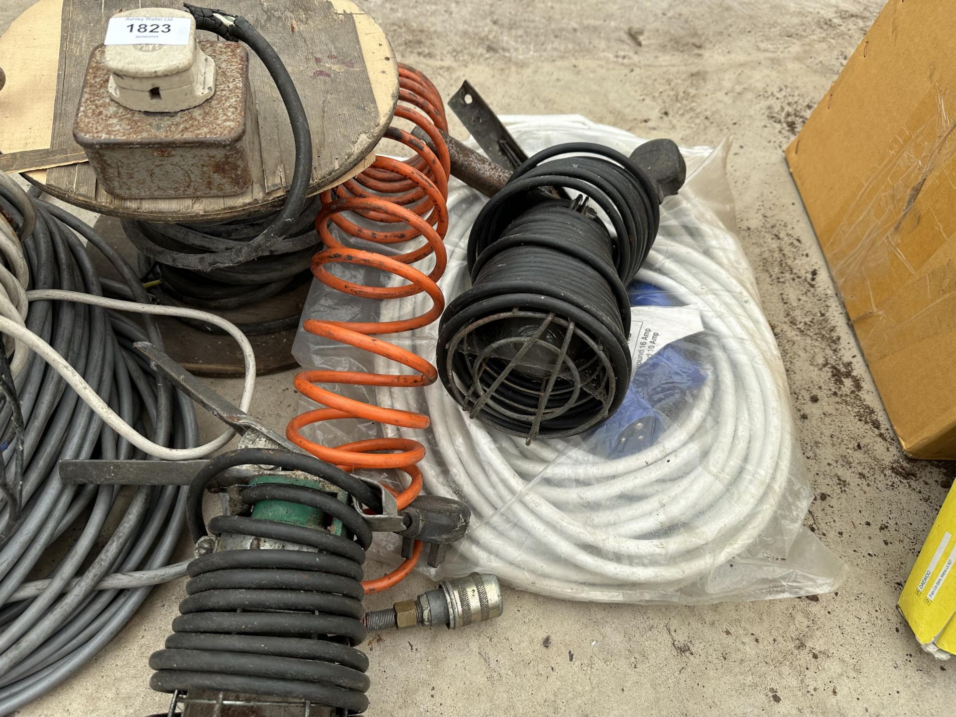 AN ASSORTMENT OF ITEMS TO INCLUDE WORK LIGHTS AND CABLE ETC - Bild 2 aus 2