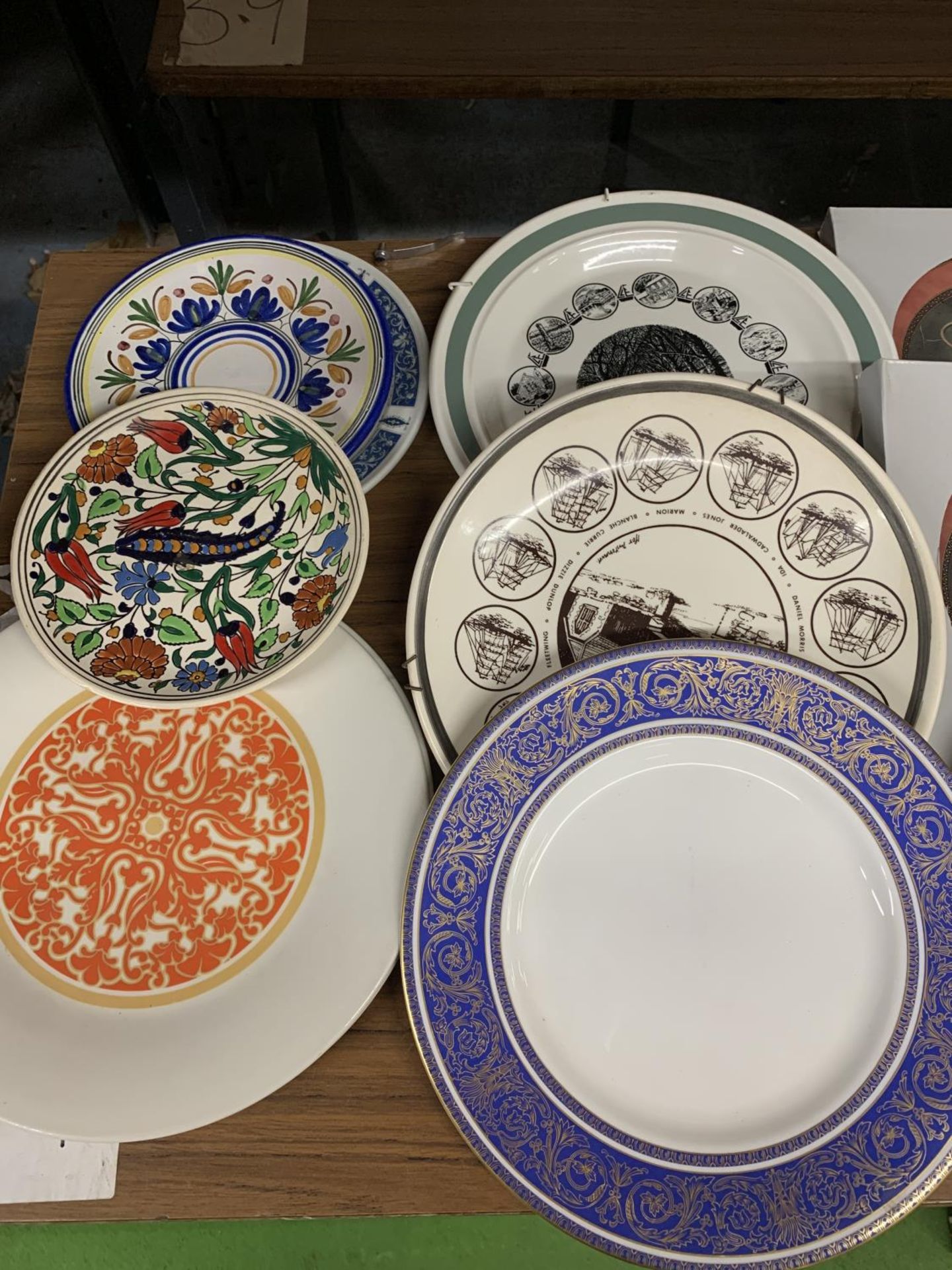 A COLLECTION OF CABINET PLATES TO INCLUDE THE 'HARVEST HOME' SERIES, ETC - Image 4 of 4