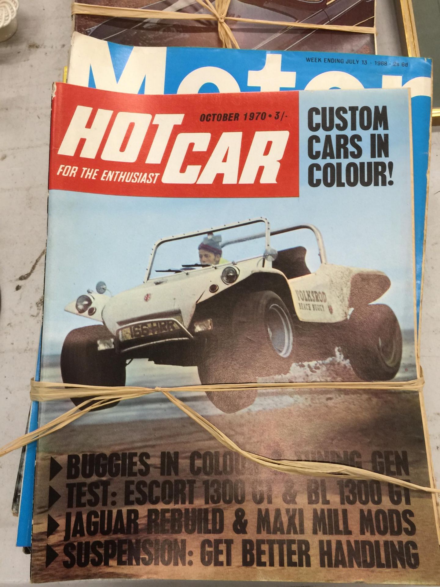 A COLLECTION OF VINTAGE 1960/1970S MOTOR & CAR MAGAZINES - Bild 3 aus 4