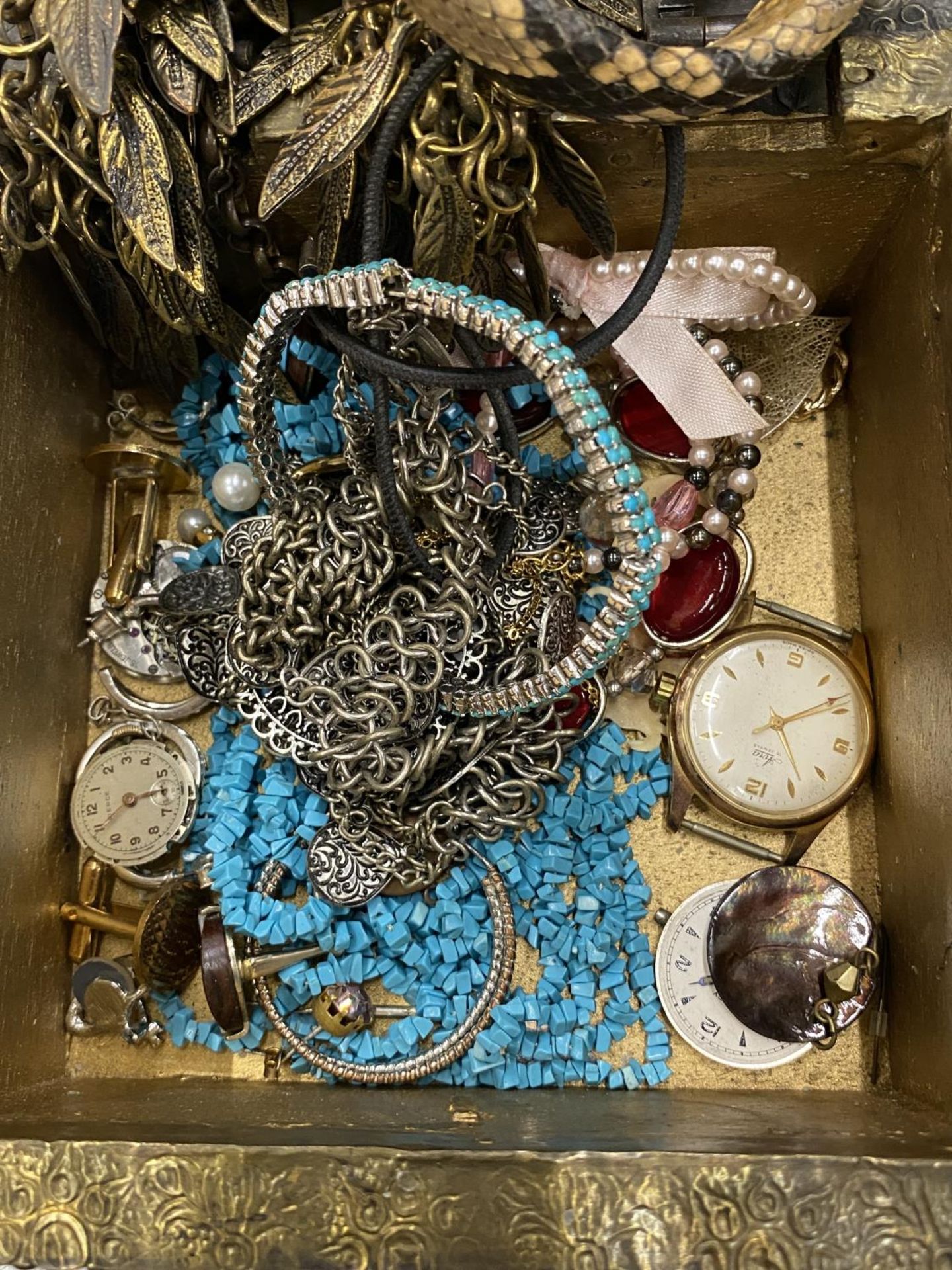 A QUANTITY OF COSTUME JEWELLERY TO INCLUDE BANGLES, BRACELETS, NECKLACES, ETC IN A WOOD AND METAL - Image 2 of 3