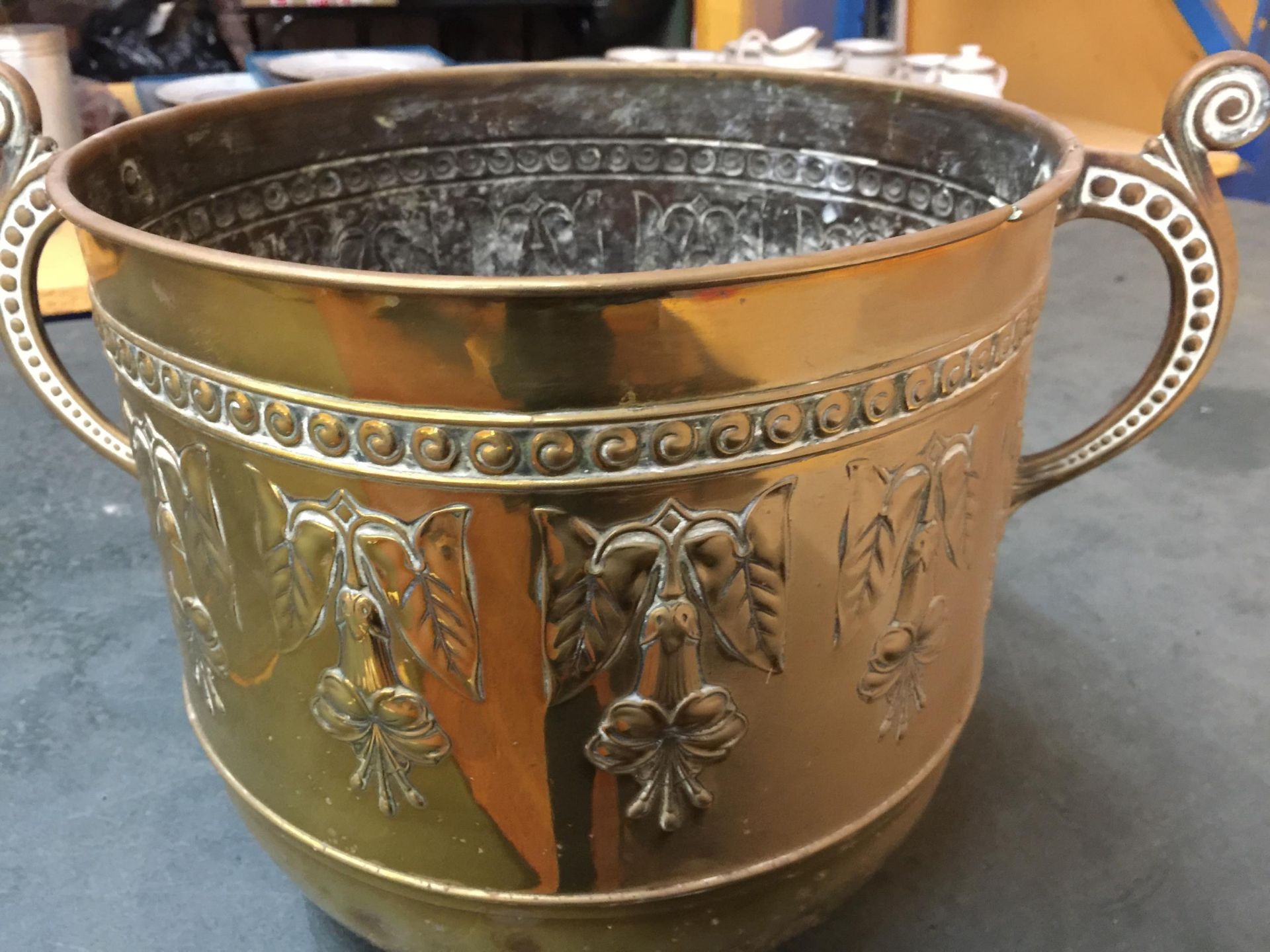 AN ART NOUVEAU DESIGN BRASS TWIN HANDLED PLANTER - Image 2 of 3