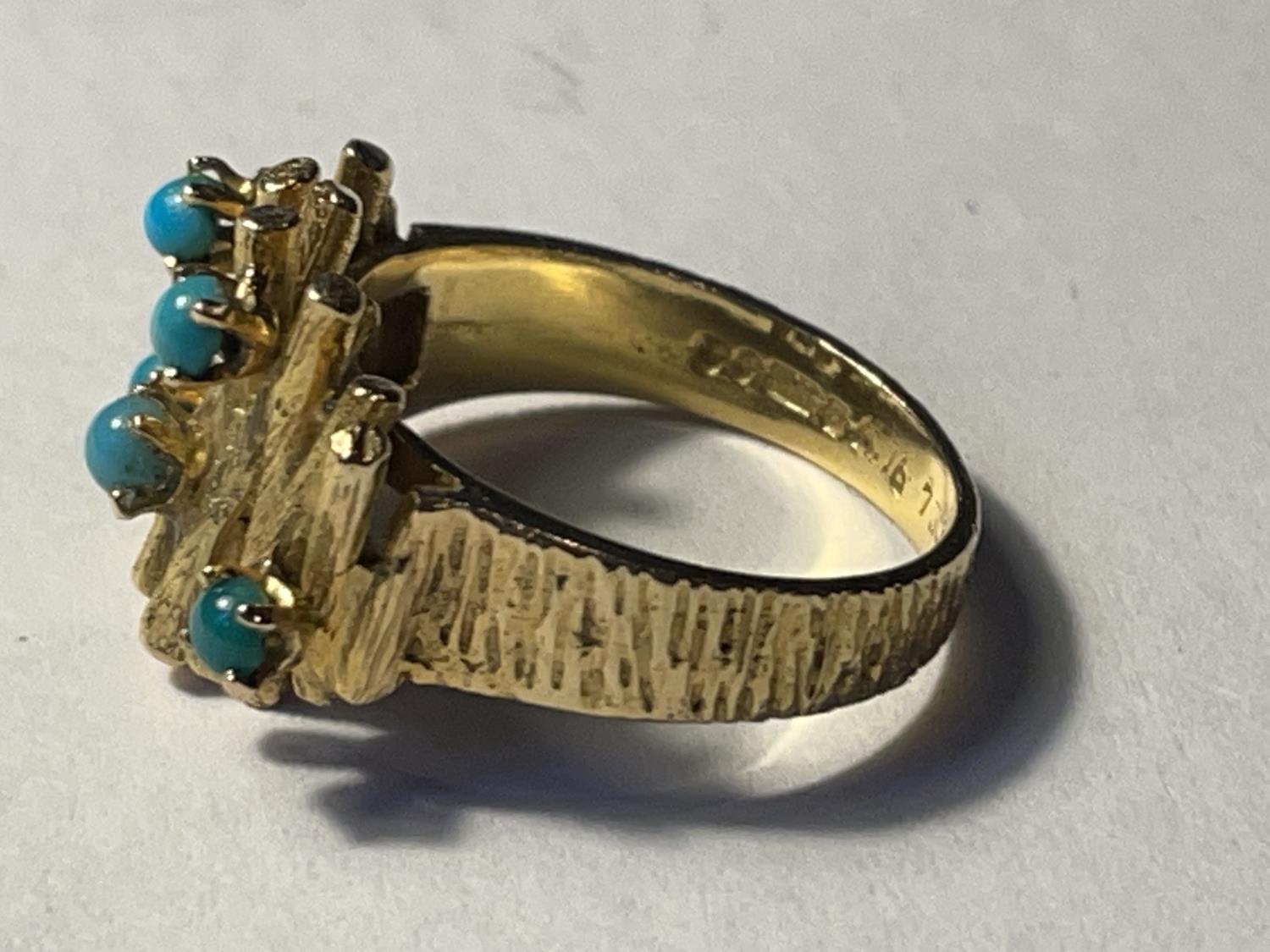 A 9CT YELLOW GOLD AND TURQUOISE STONE RING WITH BARK DESIGN SIZE L, WEIGHT 6.01 GRAMS - Image 2 of 3