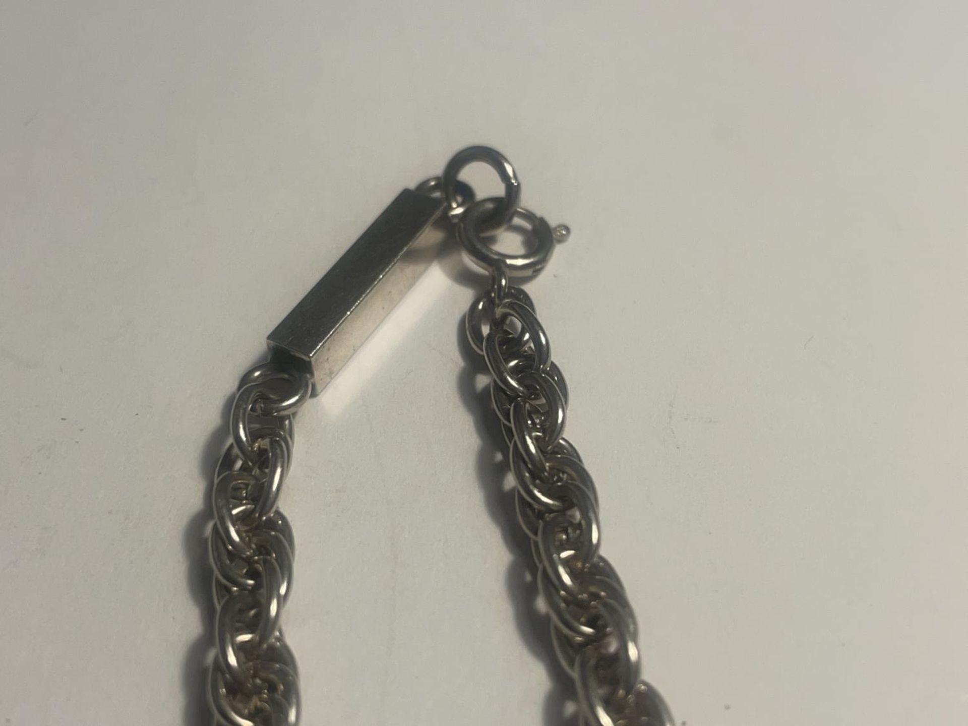 A SILVER BLOCK AND CHAIN BRACELET - Image 3 of 3